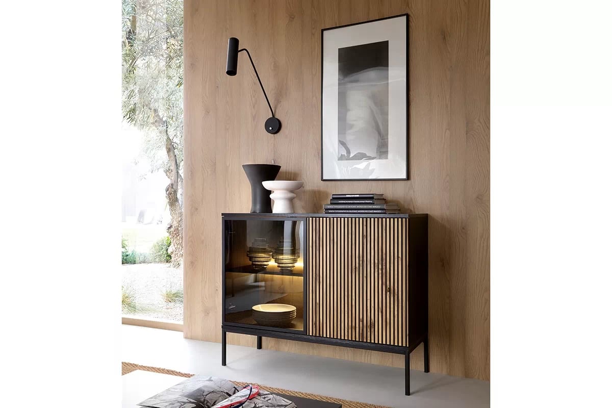 Dvoudveřová komoda Bogalo s frézovanými čely a LED osvětlením - černý / dub wotan Komoda dwudrzwowa Bogalo s frézovanými frontem a osvětlením LED - Černý /  Dub wotan - aranzacja