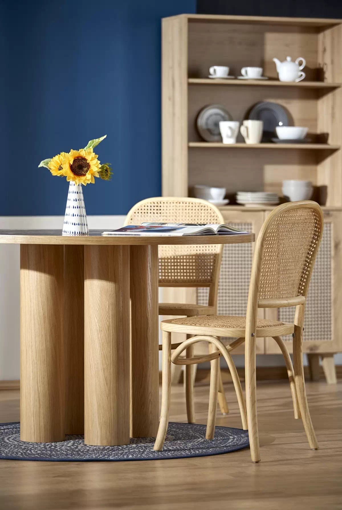 Okrúhly stôl Gravon a 4 stoličky Ilian - prírodný dub Stôl okragly Gravon z czterema krzeslami drewnianymi Ilian - Dub prírodné 