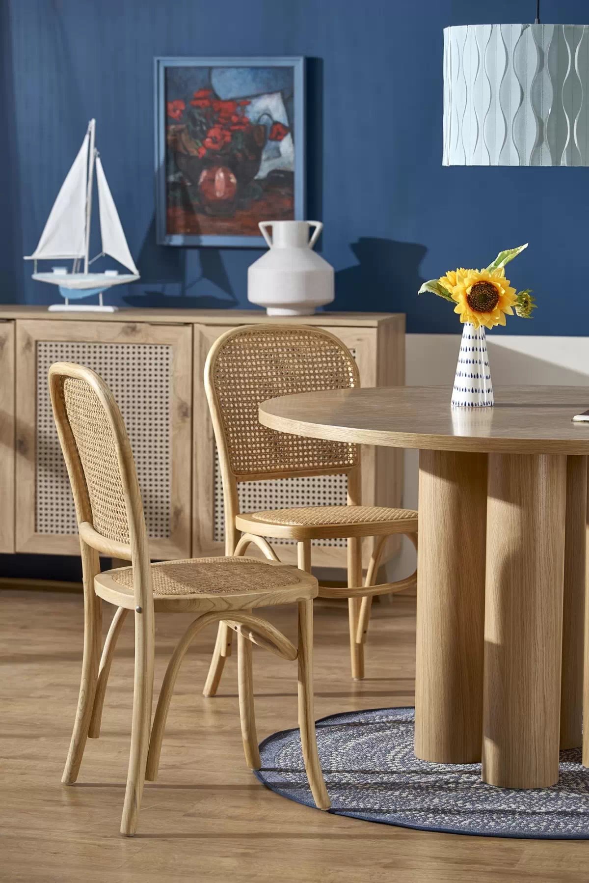 Okrúhly stôl Gravon a 4 stoličky Ilian - prírodný dub Stôl okragly Gravon z czterema krzeslami drewnianymi Ilian - Dub prírodné 