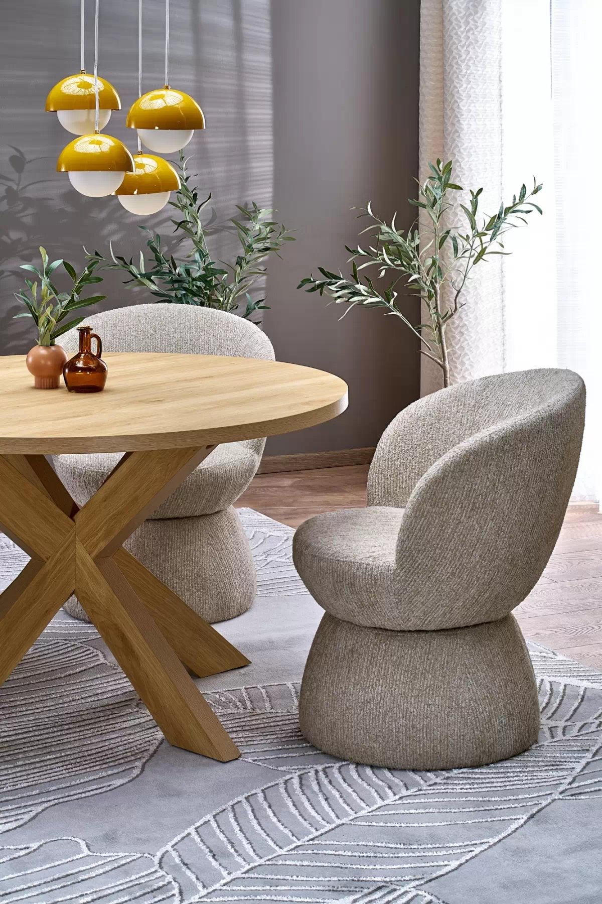 Jedálenský set Orleno okrúhly stôl + 4 stoličky Iverto - prírodný dub / béžová Stôl okragly Orleno s tromi tapicerowanymi krzeslami Iverto - Dub prírodné / béžový 