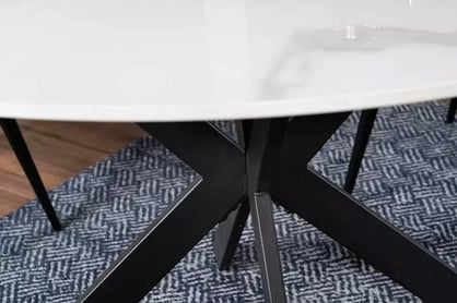 Okrúhly stôl Solmira 90 cm keramický - biely mramor / čierne nohy Stôl okragly Solmira 90 cm ceramiczny - Biely mramor / čierny nožičky