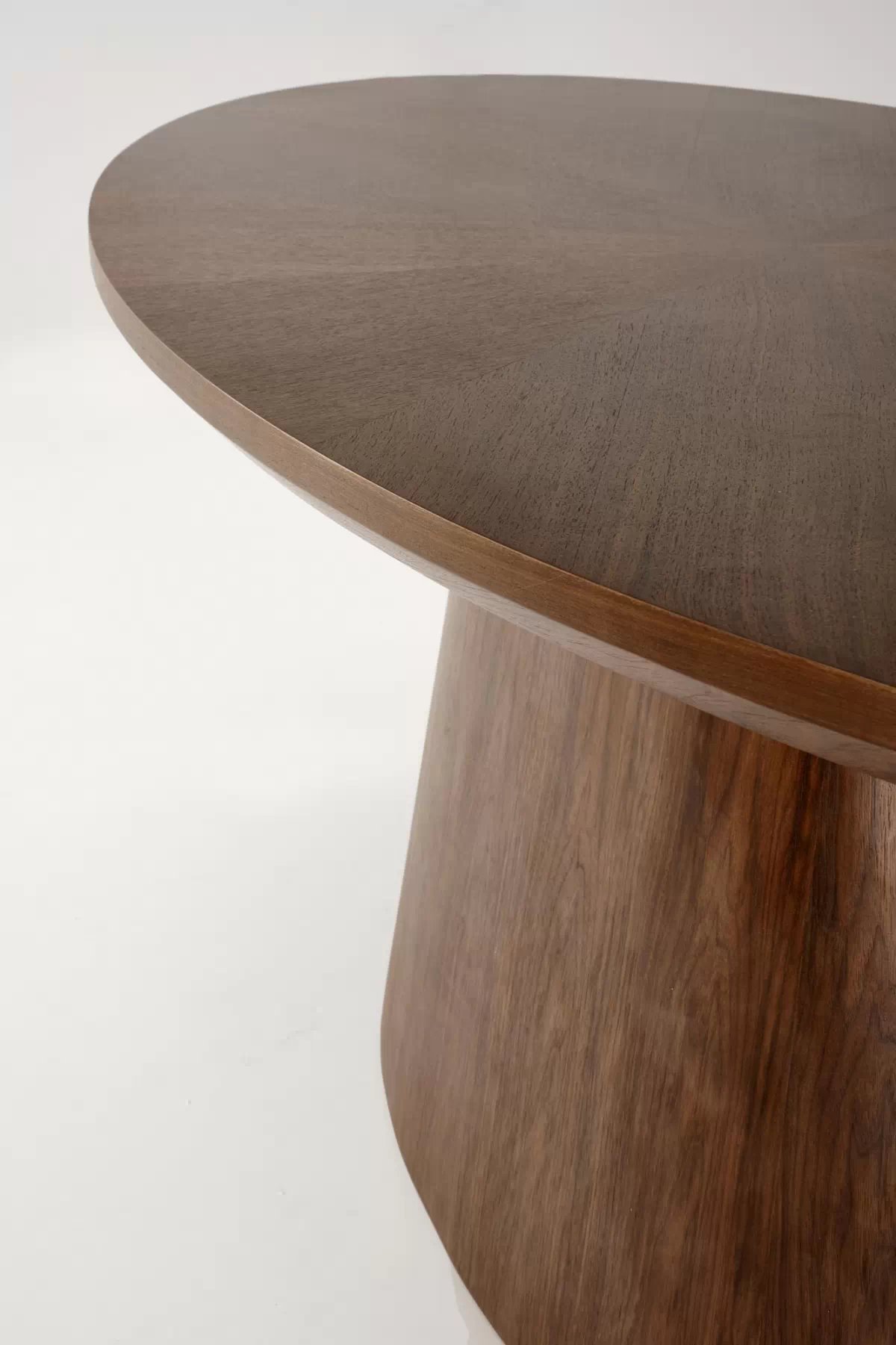 Oválny stôl Lunver a 4 stoličky Fioren - orech / popolavý šenil Aragon 97 / orech Stôl owalny Lunver z czterema krzeslami tapicerowanymi Fioren - Orech / Popolový šenil Aragon 97 / Orech 