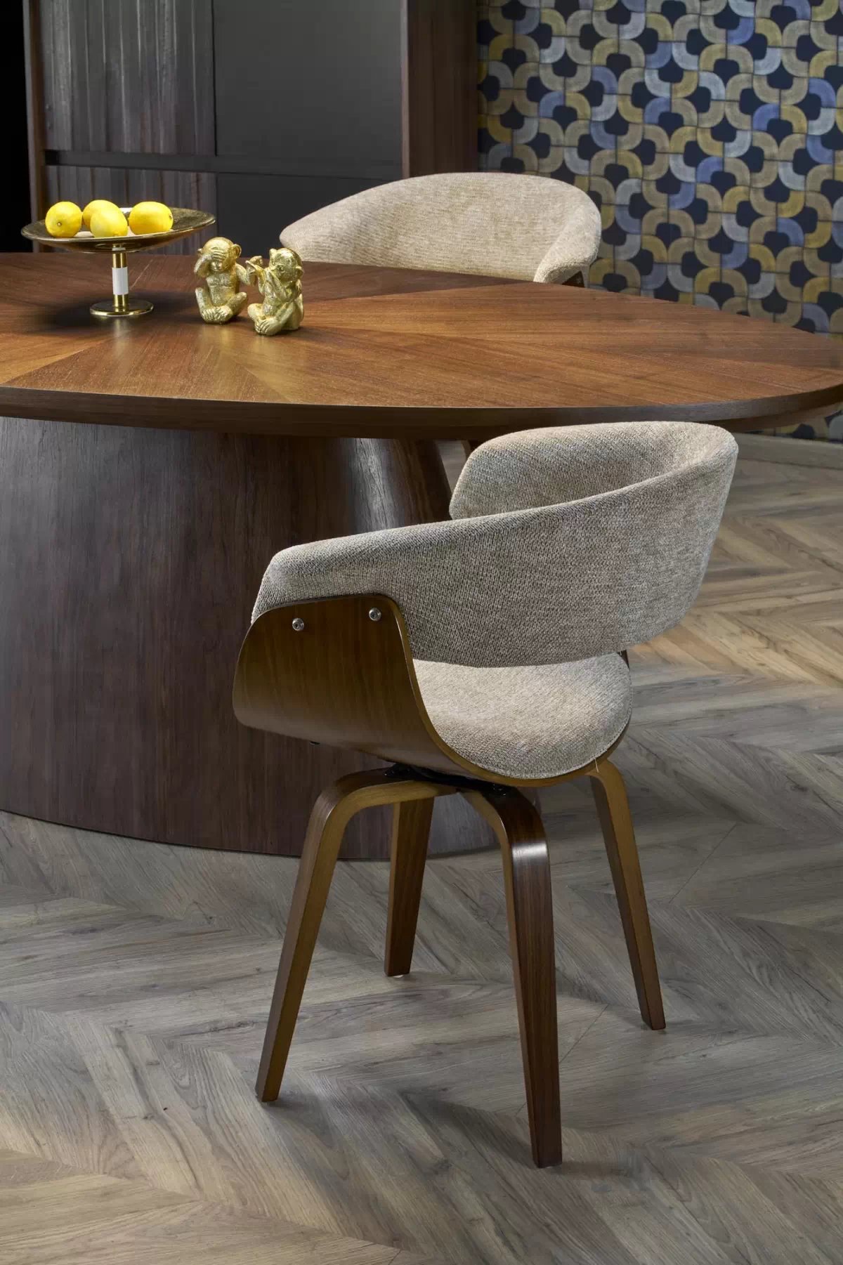 Oválny stôl Lunver a 4 stoličky Fioren - orech / popolavý šenil Aragon 97 / orech Stôl owalny Lunver z czterema krzeslami tapicerowanymi Fioren - Orech / Popolový šenil Aragon 97 / Orech 