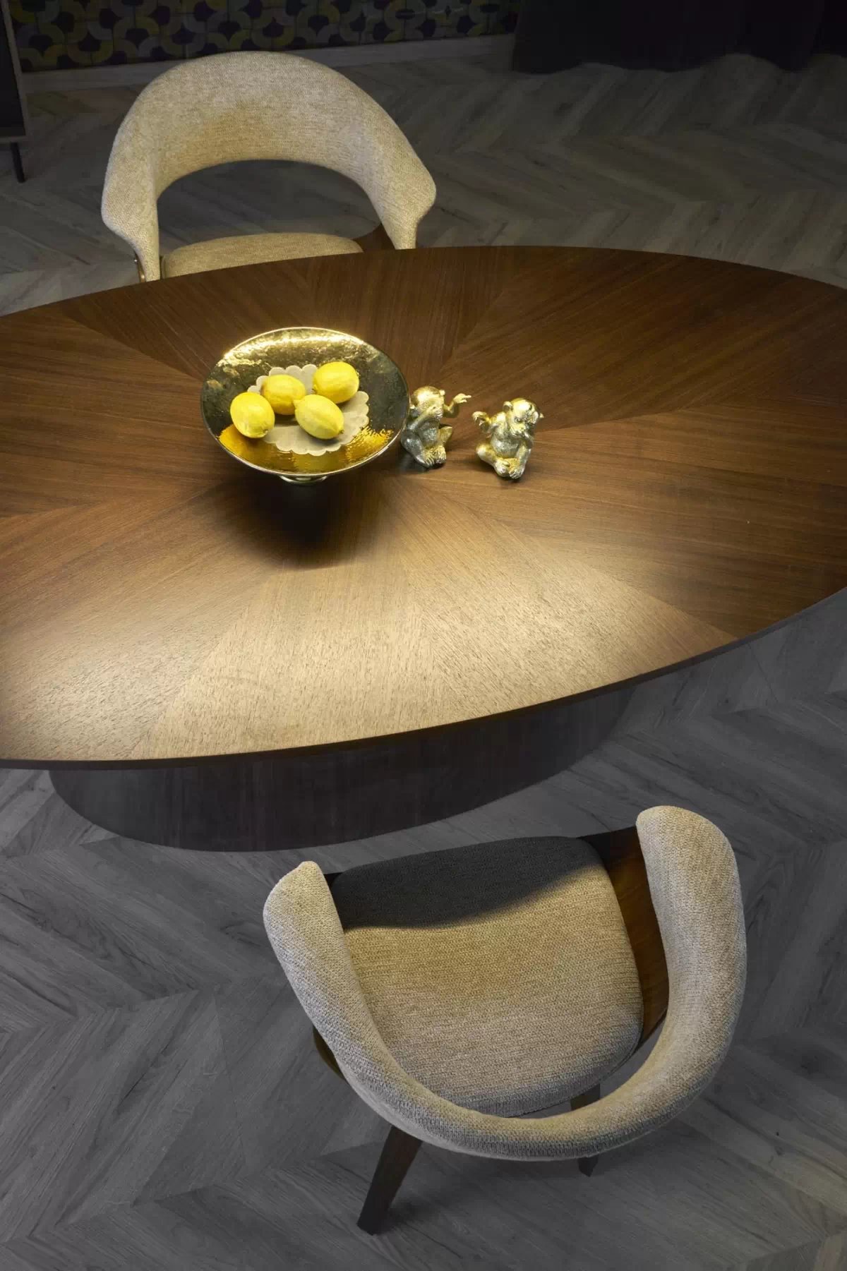 Oválny stôl Lunver a 4 stoličky Fioren - orech / popolavý šenil Aragon 97 / orech Stôl owalny Lunver z czterema krzeslami tapicerowanymi Fioren - Orech / Popolový šenil Aragon 97 / Orech 