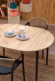 Rozkladací jedálenský set Elaris + 4 stoličky Torvi – dub artisan / čierne nožičky / čierne sedadlo / prírodné nožičky Stôl rozkladany Elaris z czterema krzeslami Torvi - Dub artisan / nožičky čierny / Čierny / prírodné