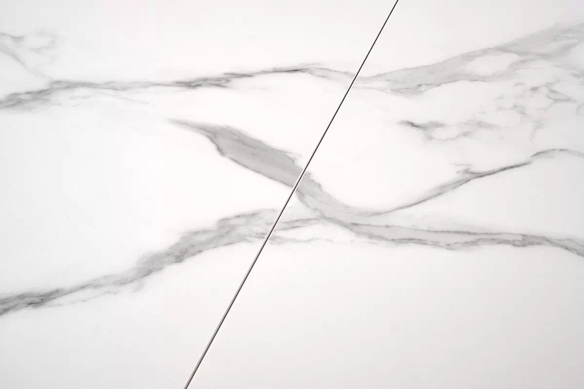 Rozkladací stôl Nolvari + 4 stoličky Estavio - biely mramor / krémová bouclé Stôl rozkladany Nolvari z czterema tapicerowanymi krzeslami Estavio - Biely mramor / boucle Krémový 