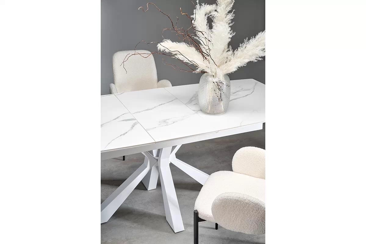 Rozkladací stôl Nolvari + 4 stoličky Estavio - biely mramor / krémová bouclé Stôl rozkladany Nolvari z czterema tapicerowanymi krzeslami Estavio - Biely mramor / boucle Krémový 