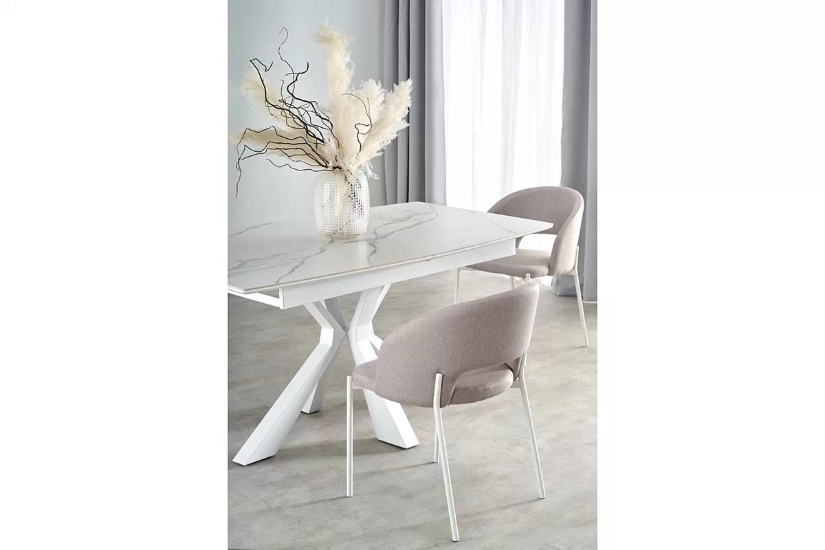 Rozkladací jedálenský stôl Nolvari a 4 stoličky Nerio - biely mramor / béžová / biele nohy Stôl rozkladany Nolvari z czterema tapicerowanymi krzeslami Nerio - Biely mramor / Béžová / nožičky biale