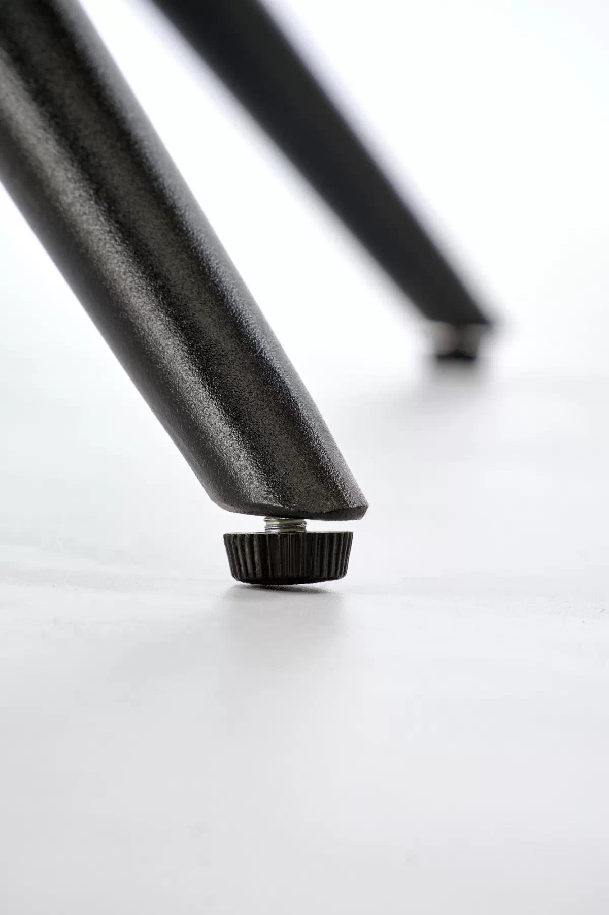 Rozkladací stôl Selvio a 4 stoličky Denaro - čierna / hnedá Stôl rozkladany Selvio z czterema krzeslami tapicerowanymi Denaro - Čierny / Hnedý 