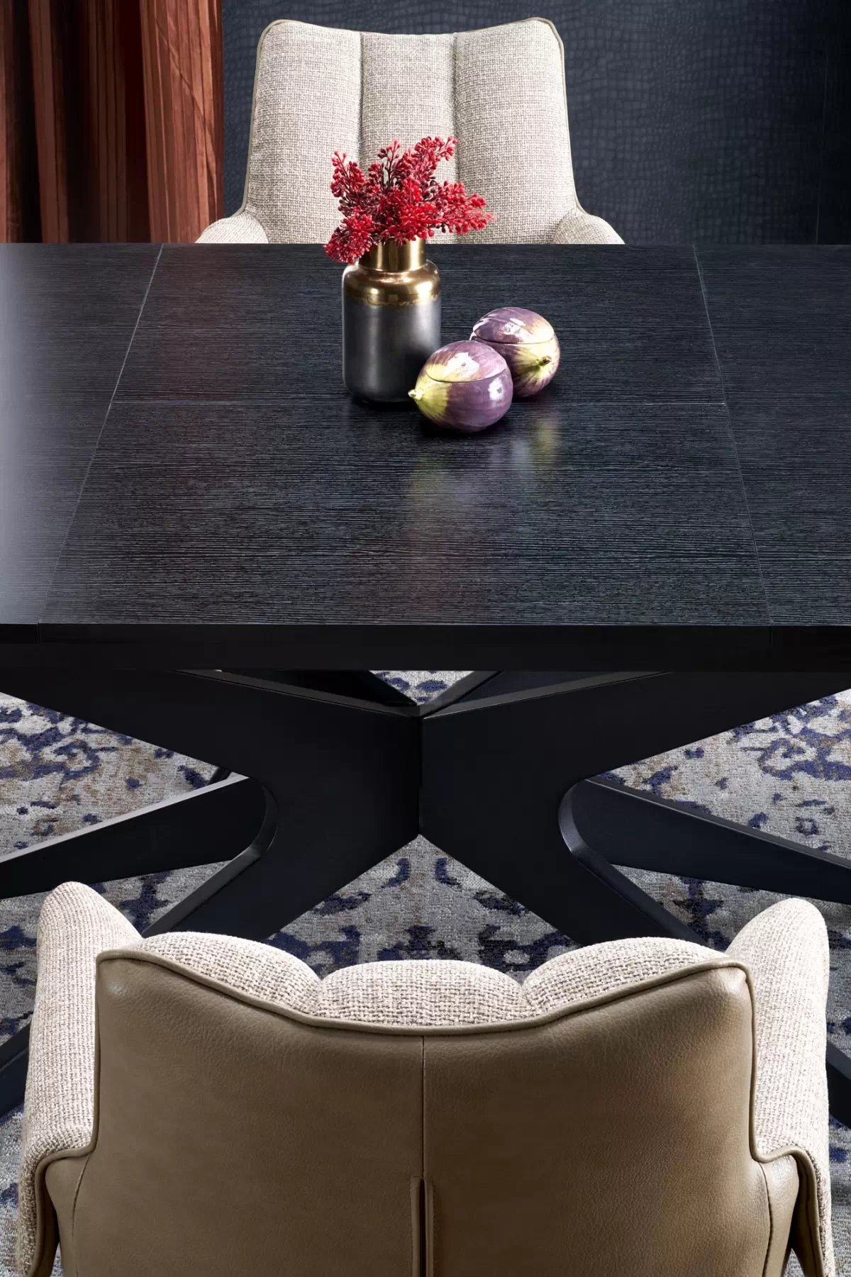 Rozkladací stôl Selvio a 4 stoličky Denaro - čierna / hnedá Stôl rozkladany Selvio z czterema krzeslami tapicerowanymi Denaro - Čierny / Hnedý 