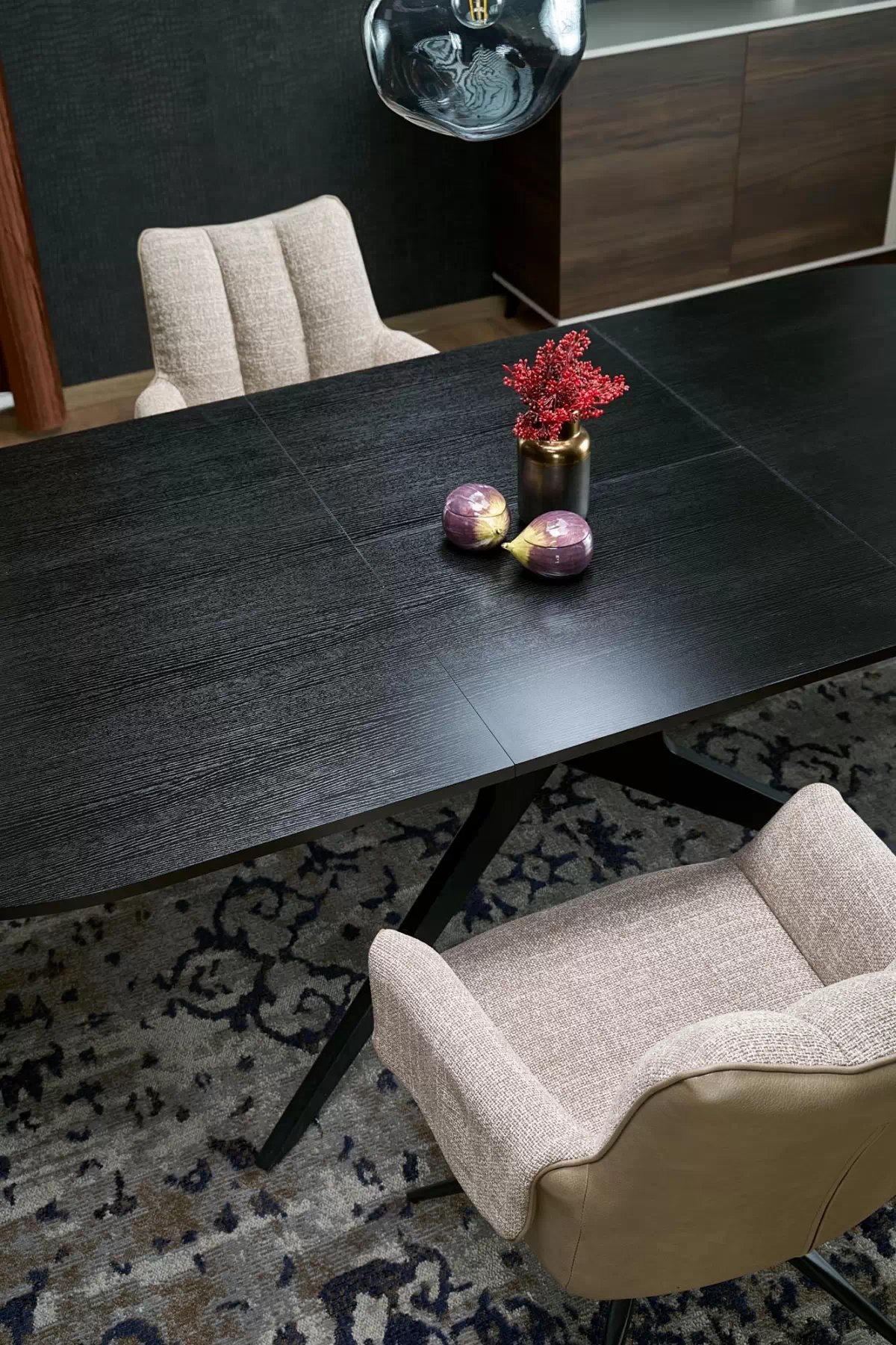 Rozkladací stôl Selvio a 4 stoličky Denaro - čierna / hnedá Stôl rozkladany Selvio z czterema krzeslami tapicerowanymi Denaro - Čierny / Hnedý 