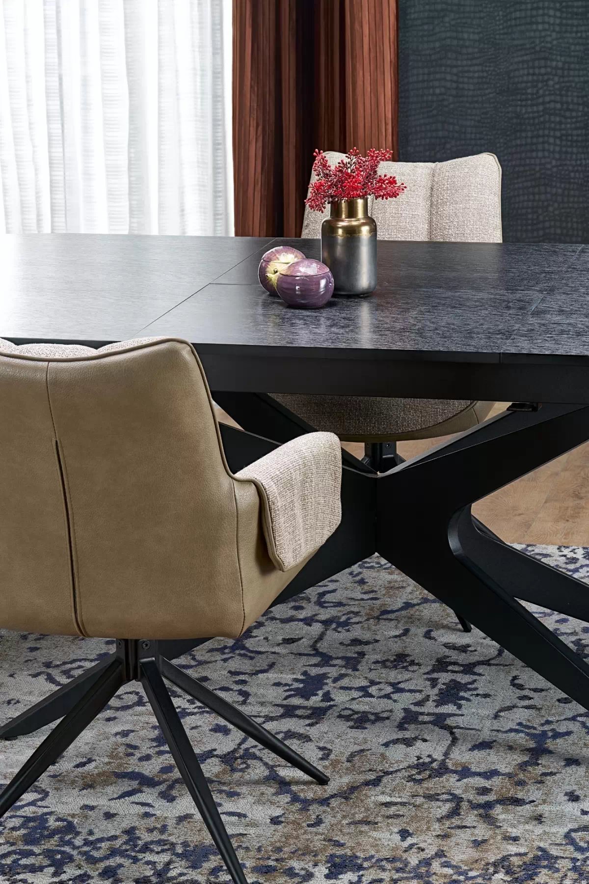 Rozkladací stôl Selvio a 4 stoličky Denaro - čierna / hnedá Stôl rozkladany Selvio z czterema krzeslami tapicerowanymi Denaro - Čierny / Hnedý 