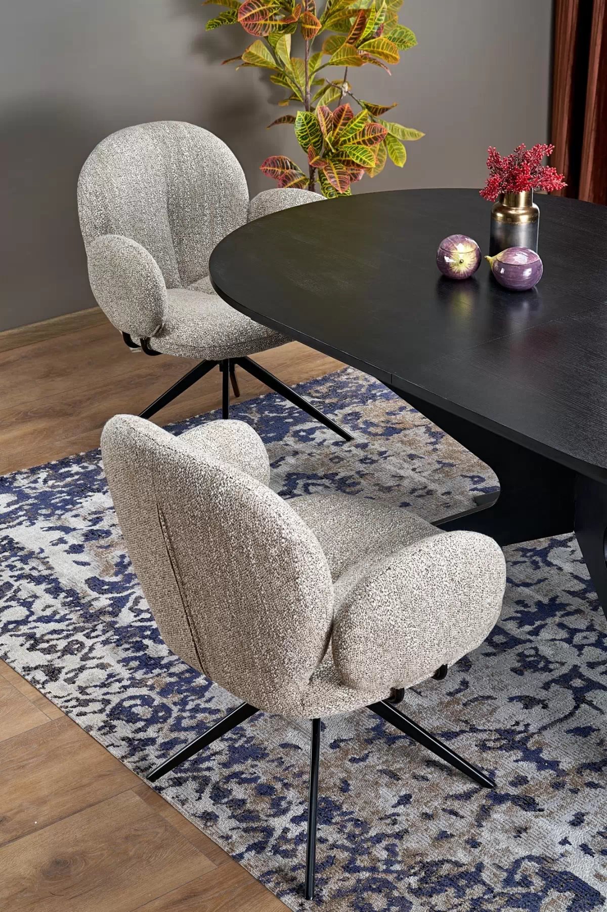 Rozkladací stôl Selvio a 4 stoličky Olton - čierna / tmavobéžová Stôl rozkladany Selvio z czterema krzeslami tapicerowanymi Olton - Čierny / tmavobéžová