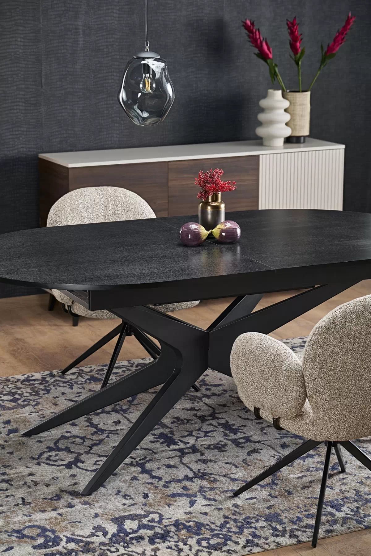 Rozkladací stôl Selvio a 4 stoličky Olton - čierna / tmavobéžová Stôl rozkladany Selvio z czterema krzeslami tapicerowanymi Olton - Čierny / tmavobéžová