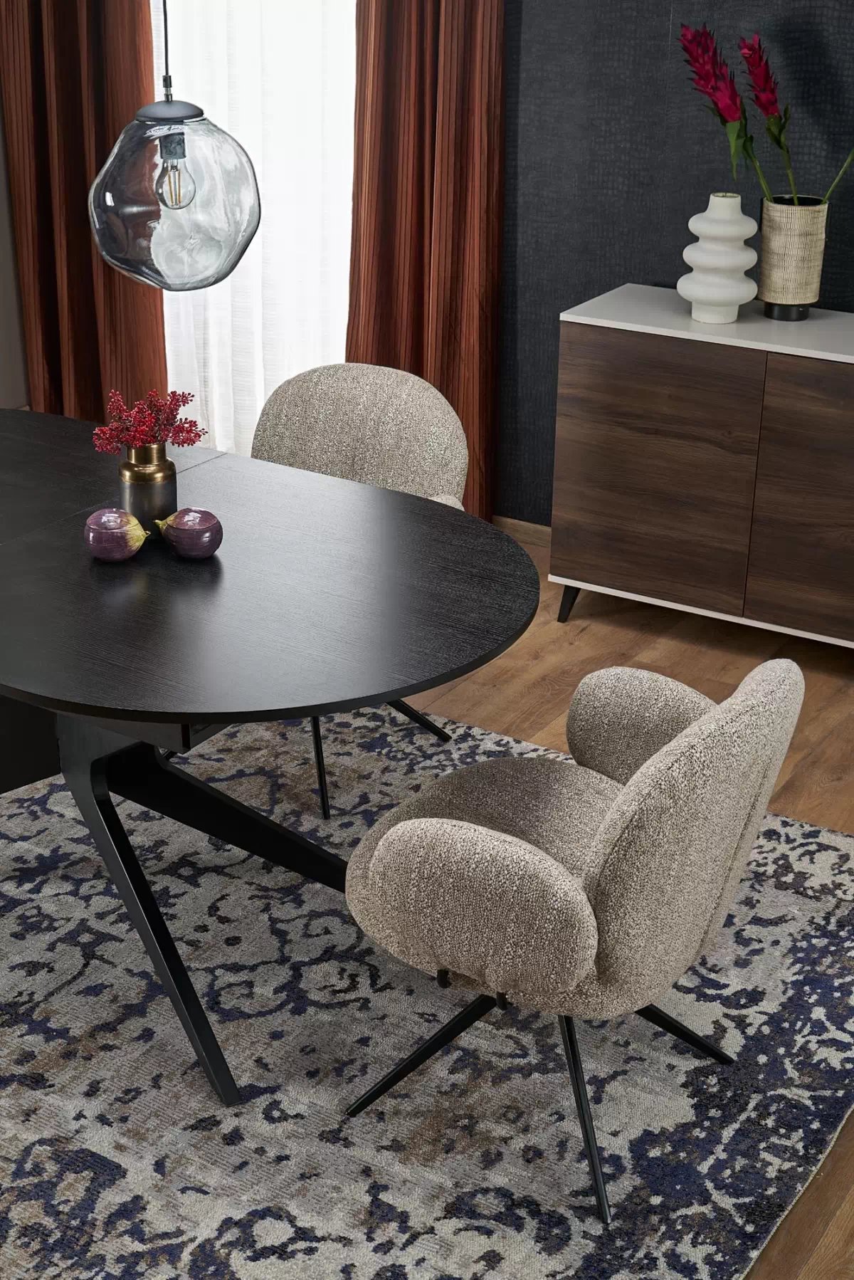 Rozkladací stôl Selvio a 4 stoličky Olton - čierna / tmavobéžová Stôl rozkladany Selvio z czterema krzeslami tapicerowanymi Olton - Čierny / tmavobéžová