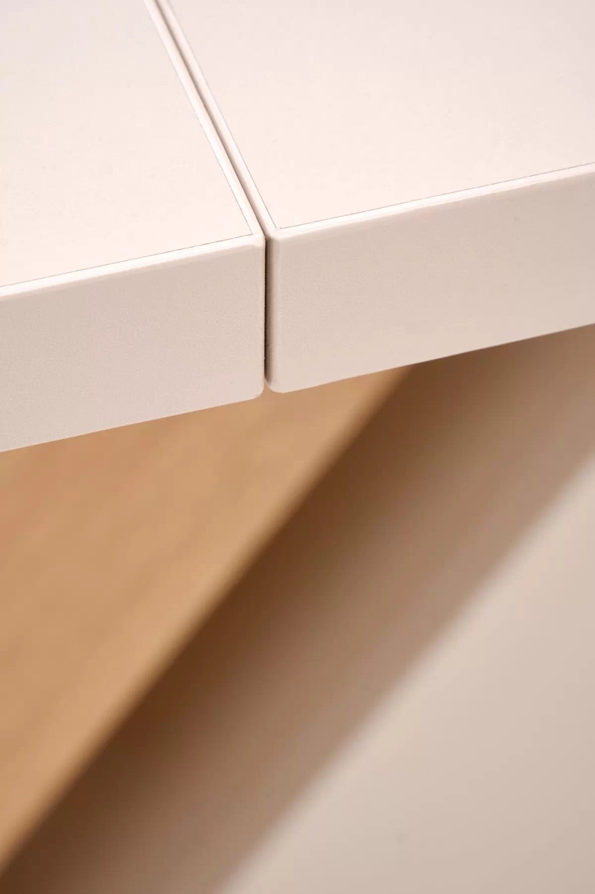 Rozkladací stôl Silvano a 4 stoličky Isario - kašmír / dub cremona / béžová Cremona 14 / prírodný dub Stôl rozkladany Silvano z czterema krzeslami tapicerowanymi Isario - kašmír / Dub cremona / béžový Cremona 14 / Dub prírodné 