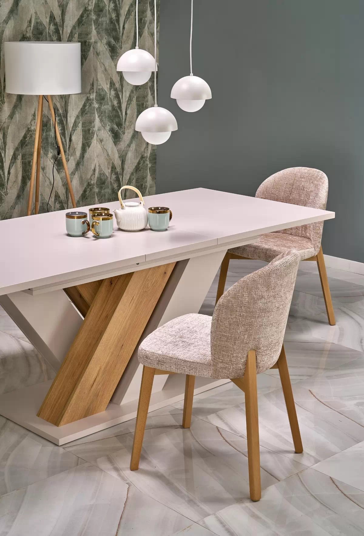 Rozkladací stôl Silvano a 4 stoličky Isario - kašmír / dub cremona / béžová Cremona 14 / prírodný dub Stôl rozkladany Silvano z czterema krzeslami tapicerowanymi Isario - kašmír / Dub cremona / béžový Cremona 14 / Dub prírodné 