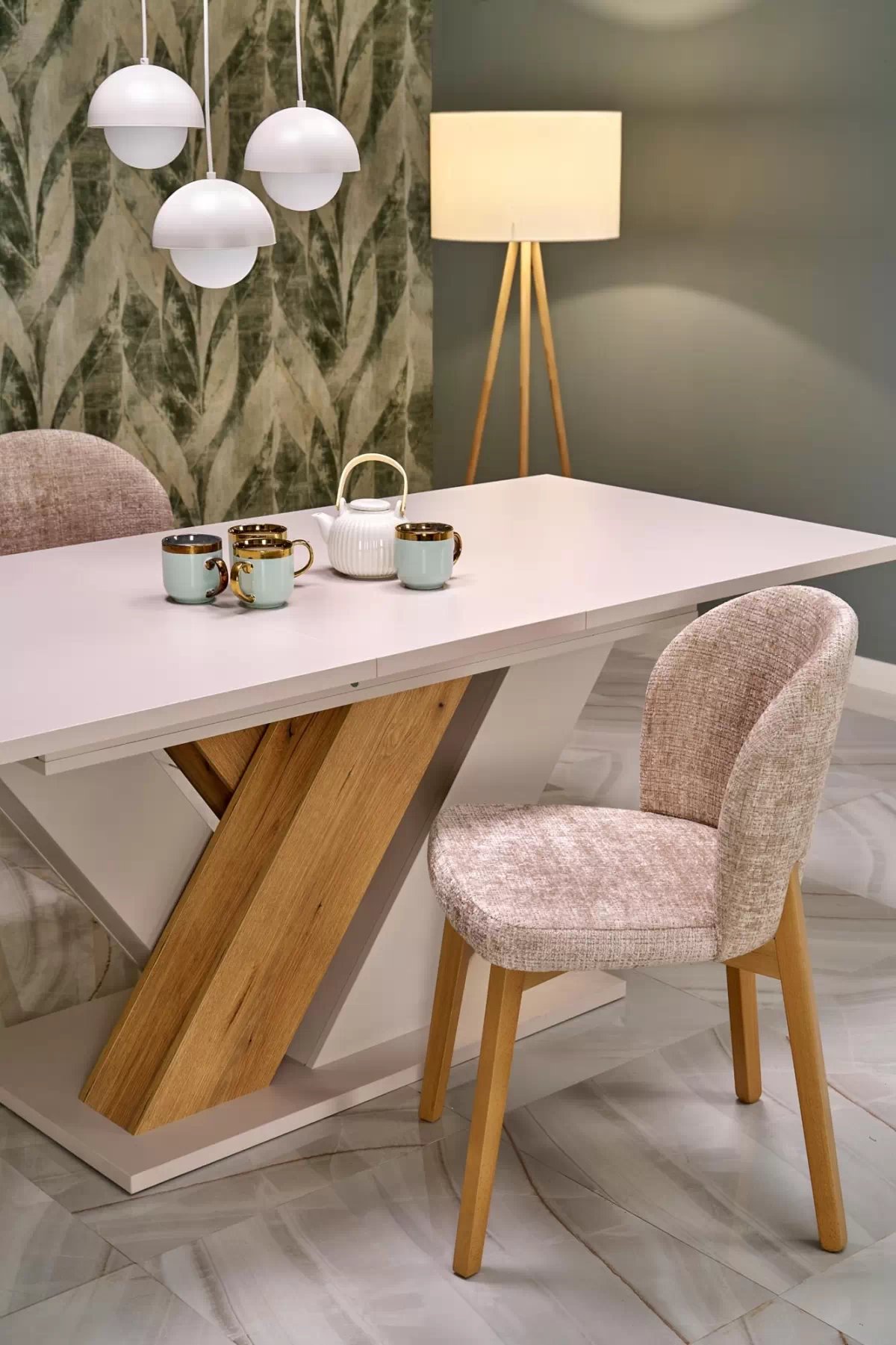 Rozkladací stôl Silvano a 4 stoličky Isario - kašmír / dub cremona / béžová Cremona 14 / prírodný dub Stôl rozkladany Silvano z czterema krzeslami tapicerowanymi Isario - kašmír / Dub cremona / béžový Cremona 14 / Dub prírodné 