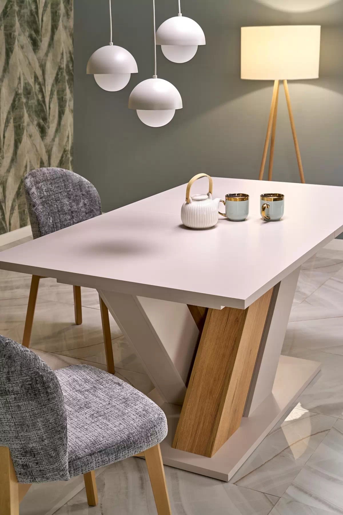 Rozkladací stôl Silvano a 4 stoličky Isario - kašmír / dub cremona / béžová Cremona 14 / prírodný dub Stôl rozkladany Silvano z czterema krzeslami tapicerowanymi Isario - kašmír / Dub cremona / béžový Cremona 14 / Dub prírodné 