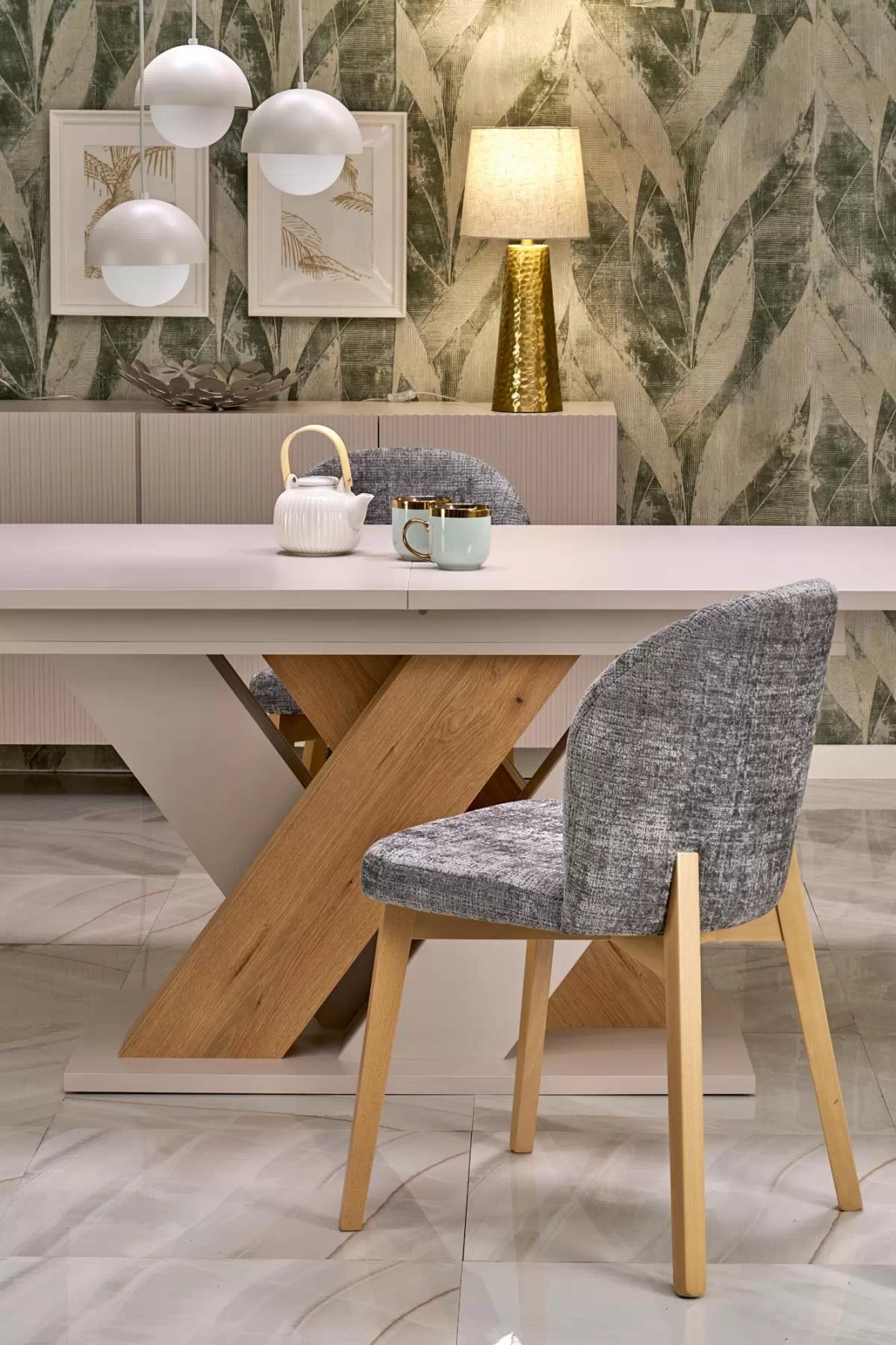 Rozkladací stôl Silvano a 4 stoličky Isario - kašmír / dub cremona / béžová Cremona 14 / prírodný dub Stôl rozkladany Silvano z czterema krzeslami tapicerowanymi Isario - kašmír / Dub cremona / béžový Cremona 14 / Dub prírodné 