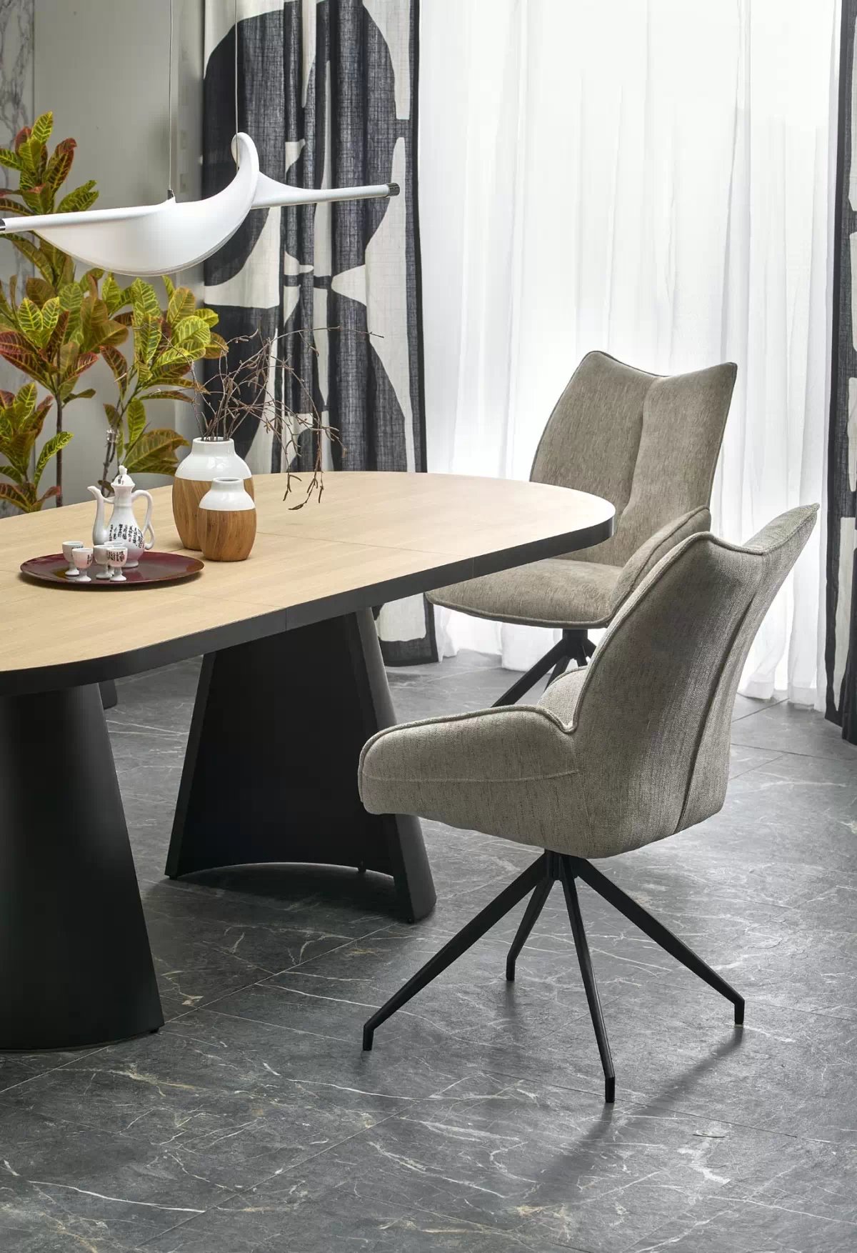 Rozkladací stôl Zavio a 4 stoličky Arelis - prírodný, čierne nohy, béžová Stôl rozkladany Zavio z czterema krzeslami tapicerowanymi Arelis  - prírodné/čierny nožičky/béžový