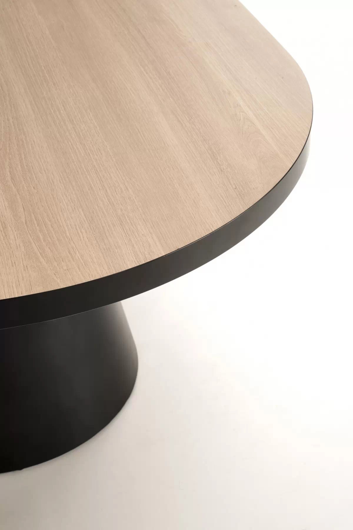 Rozkladací stôl Zavio a 4 stoličky Arelis - prírodný, čierne nohy, béžová Stôl rozkladany Zavio z czterema krzeslami tapicerowanymi Arelis  - prírodné/čierny nožičky/béžový