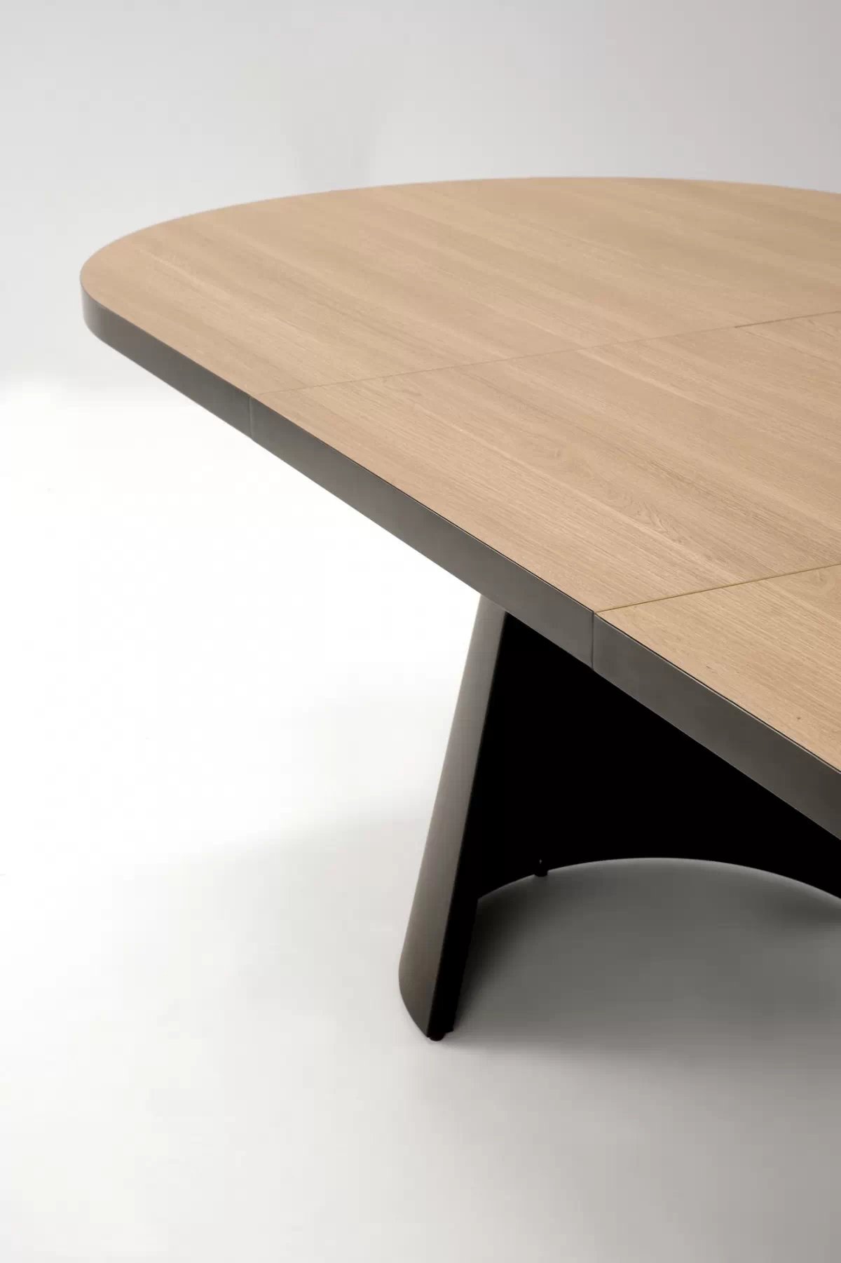 Rozkladací stôl Zavio a 4 stoličky Arelis - prírodný, čierne nohy, béžová Stôl rozkladany Zavio z czterema krzeslami tapicerowanymi Arelis  - prírodné/čierny nožičky/béžový