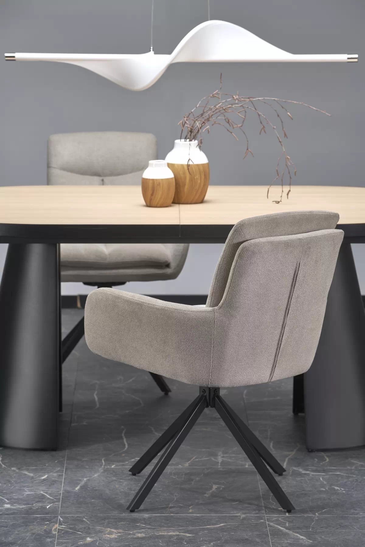 Rozkladací stôl Zavio a 4 stoličky Cario - prírodný, čierne nohy, béžová Stôl rozkladany Zavio z czterema krzeslami tapicerowanymi Cario  - prírodné/čierny nožičky/béžový