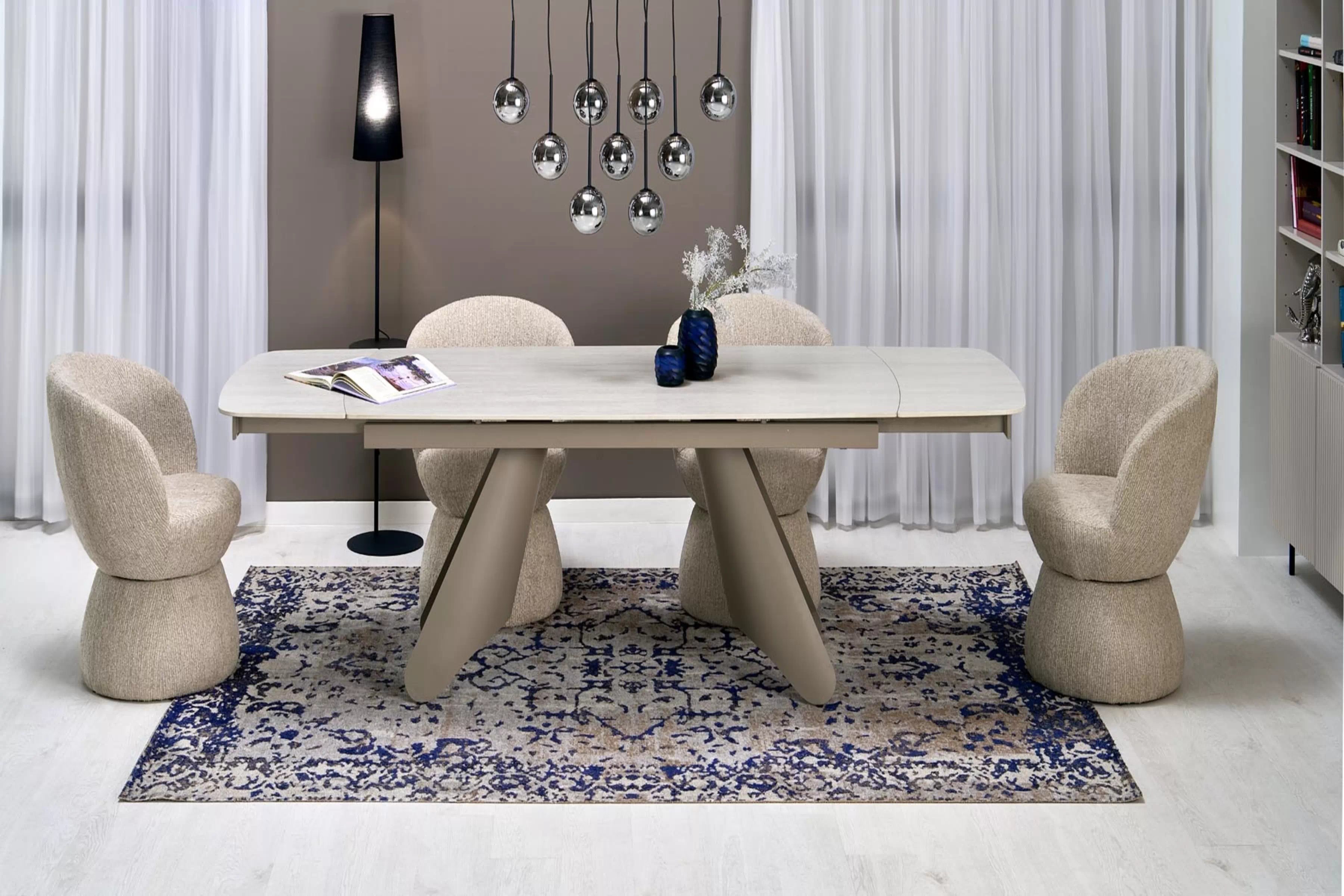 Rozkladací stôl Tavero a 4 otočné stoličky Iverto - travertín / kašmír / béžová Stôl Tavero rozkladany z 4 krzeslami obrotowymi Iverto - Travertín / kašmír / Béžová