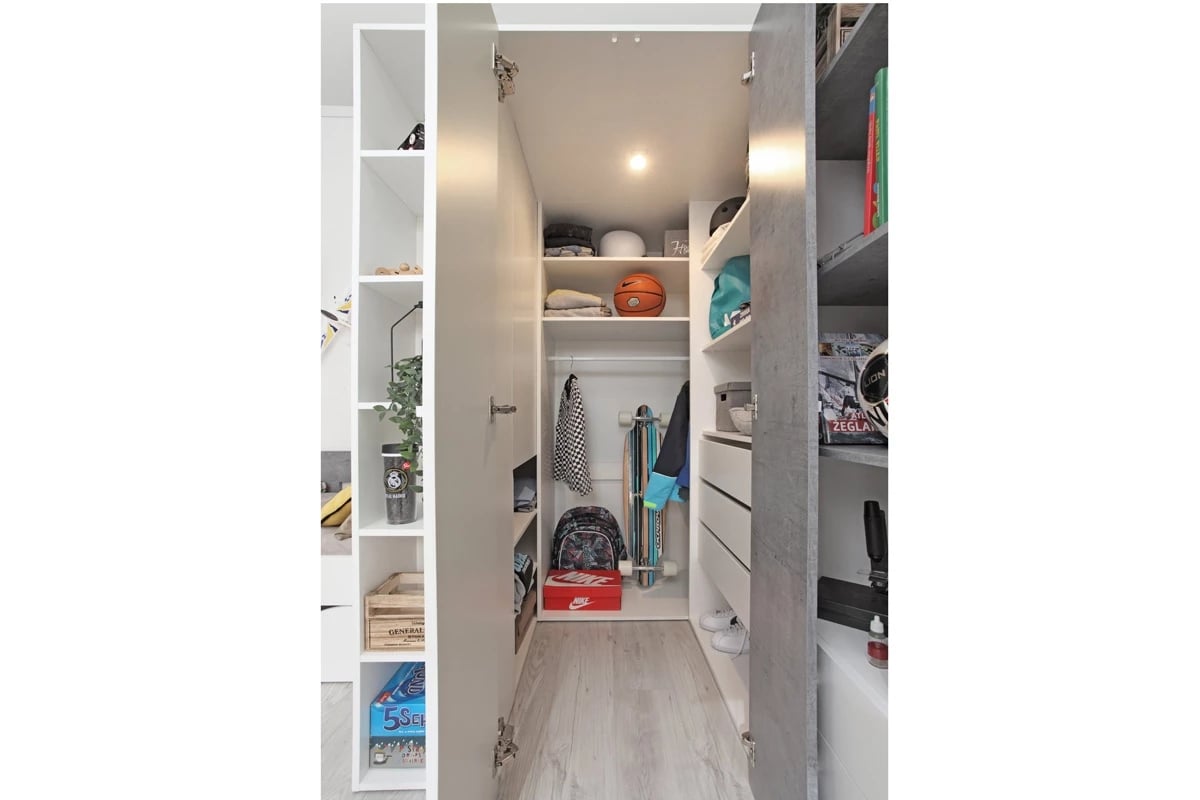 Rohová skriňa Sigma SI1 L/P - biely lux / betón Rohová skriňa Sigma SI1 - vnútro z opconalnym oswietleniem LED