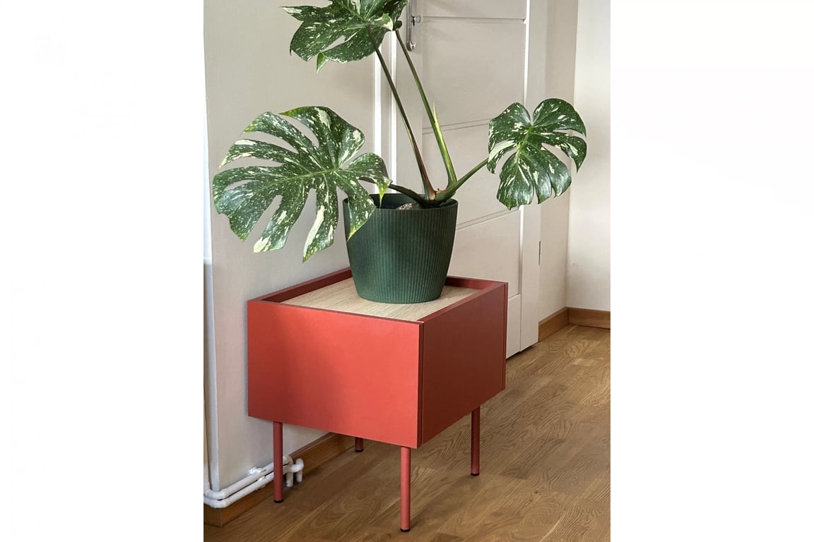 Nočný stolík so zásuvkou Desin 45 - ceramic red / Dub nagano Nočný Stolík Desin z szuflada 45 cm - ceramic red / Dub nagano