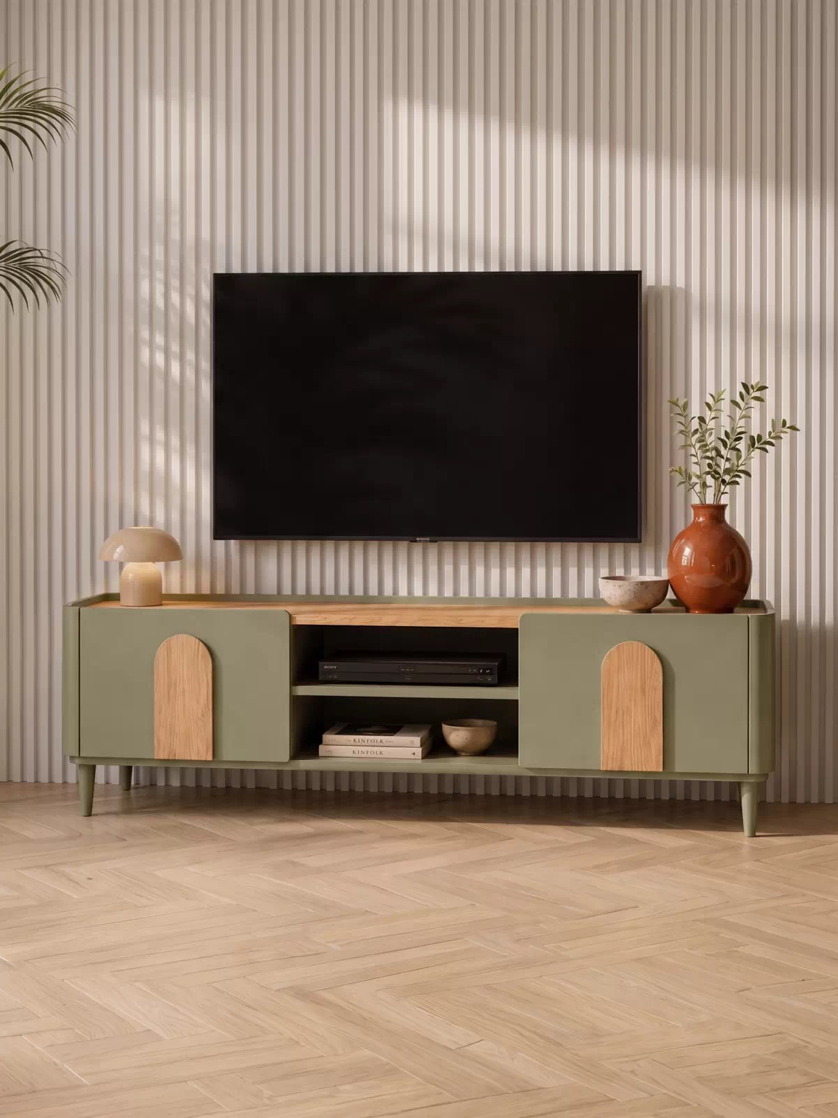 Moderní TV skříňka Amilio 170 cm s šuplíkem na nožkách - eukalyptus / dub baltic dune / úchyty dub přírodní RTV komoda Amilio 170 cm olivová se zásuvkou a eukalyptovými dvířky