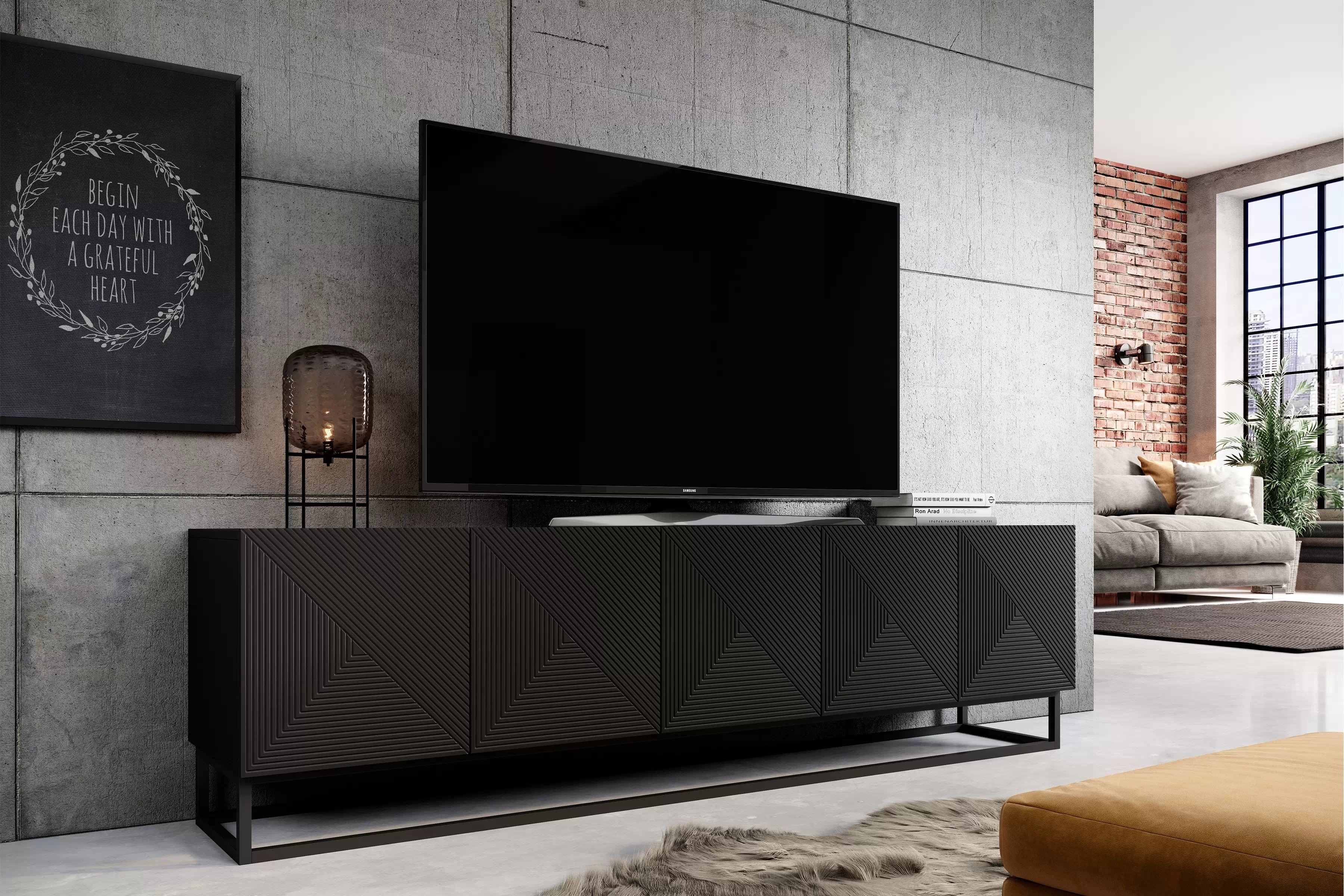 TV skrinka Asha 200 cm s ryhovanými dvierkami a kovovou podnožou - čierny mat TV skrinka Asha 200 cm ryflowany Predná časť i metalowym, čiernym stelazem - Čierny mat