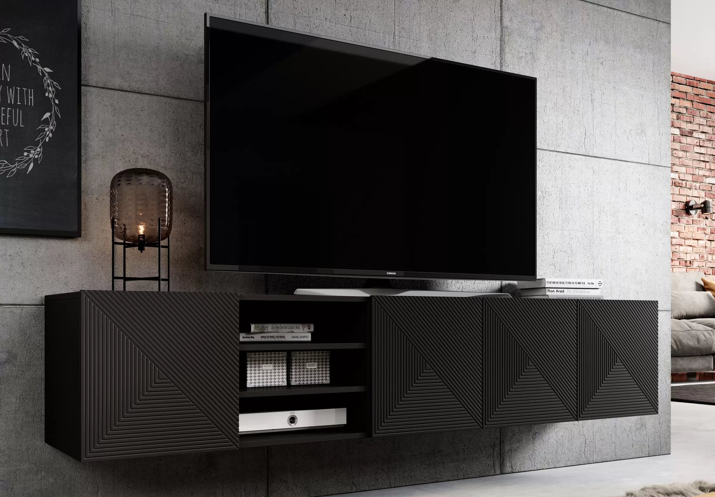 Závěsná TV skříňka Asha 200 cm s drážkovanými dvířky a výklenkem - černý mat skříňka RTV Asha 200 cm závěsná s frézovanou přední částí i wneka - černá mat