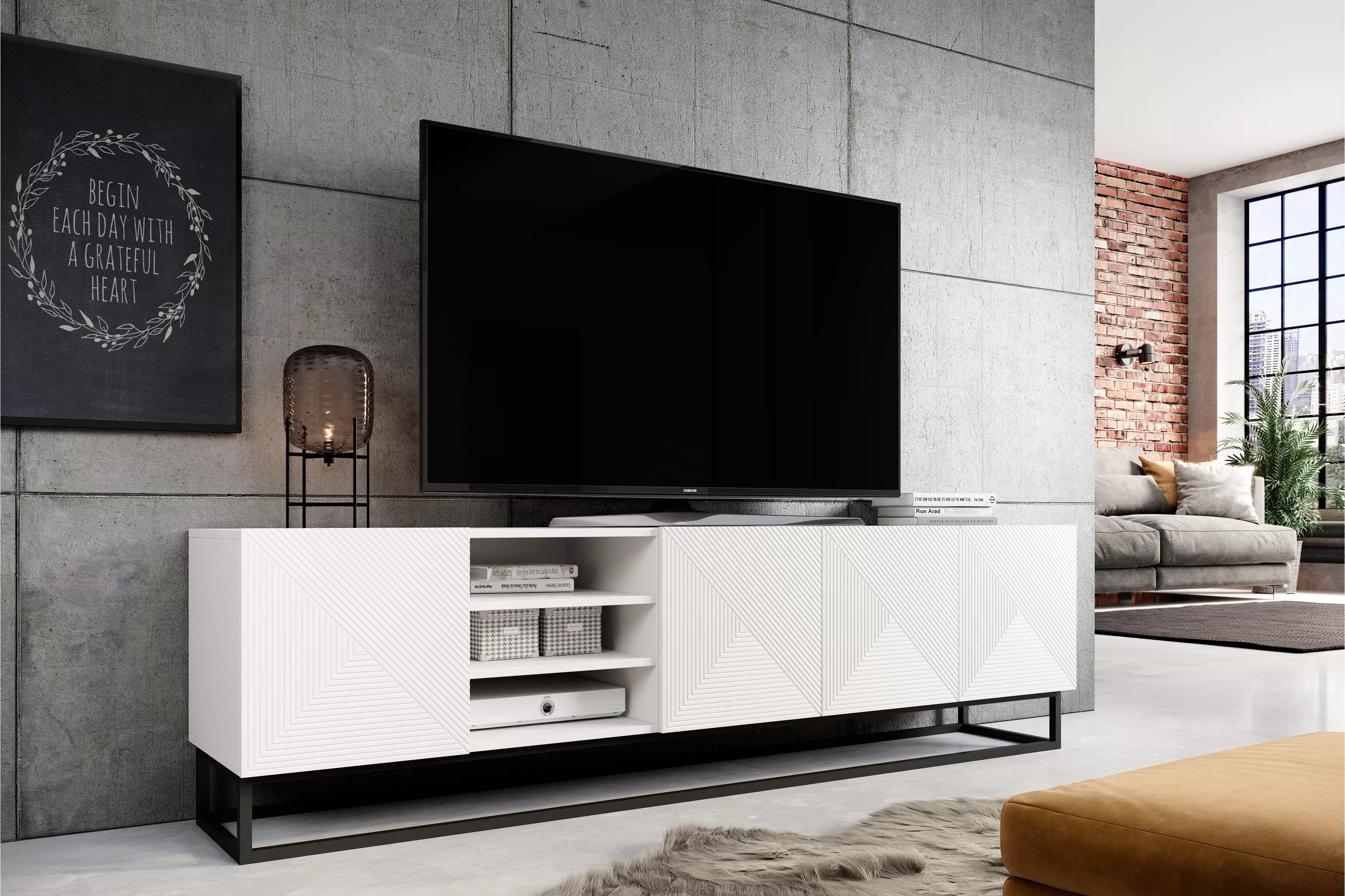 TV stolík Asha 200 cm na čiernom podstavci s 3 otvorenými policami - biely mat TV skrinka Asha ryflowana z wneka i metalowym stelazem 200 cm - biely mat