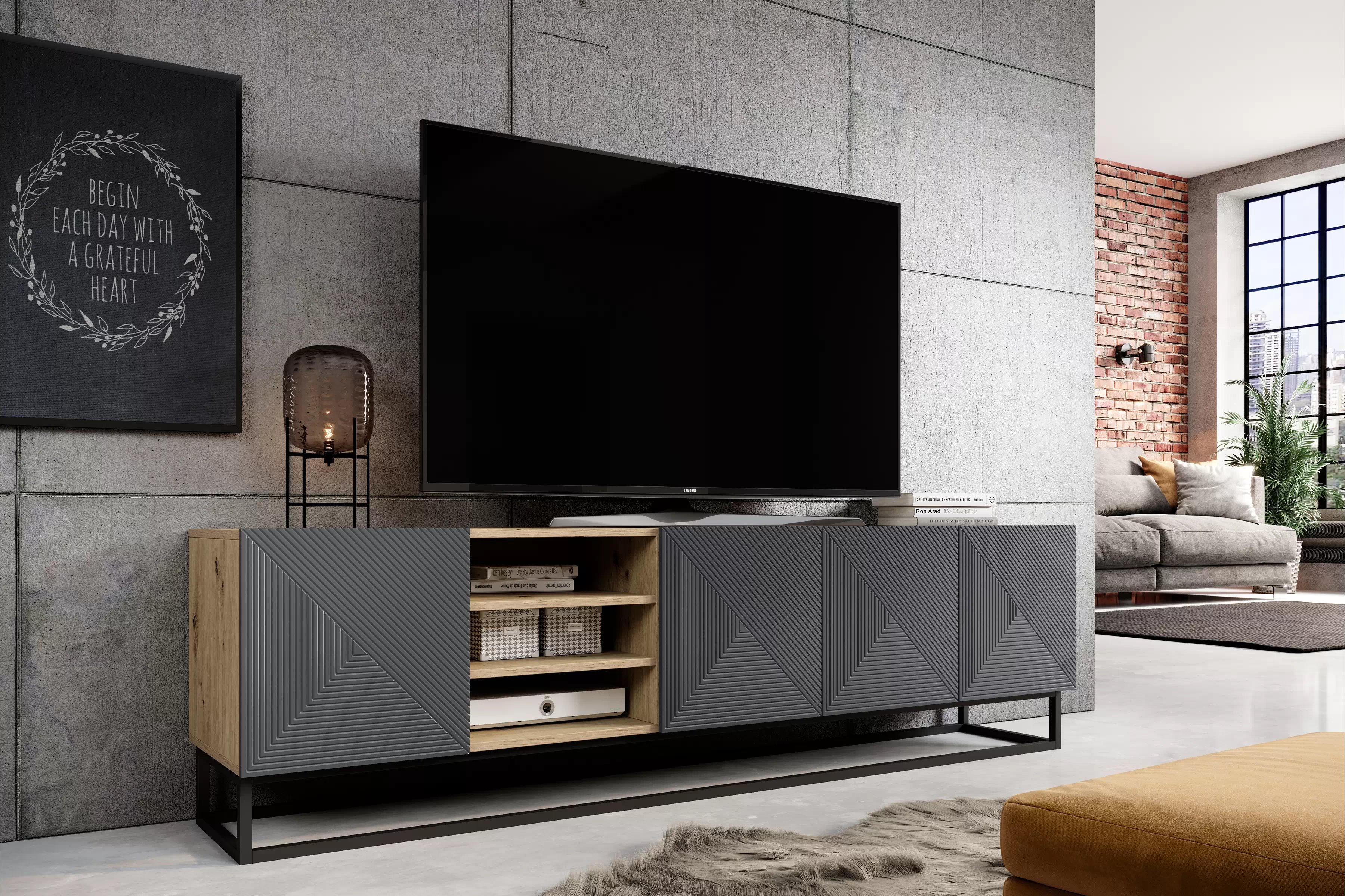 TV stolík Asha 200 cm s ryhovanými dvierkami a kovovou podnožou - artisan / rivier stone mat TV skrinka Asha s frézovaným frontom, wnekami i metalowym stelazem 200 cm - artisan / rivier stone mat