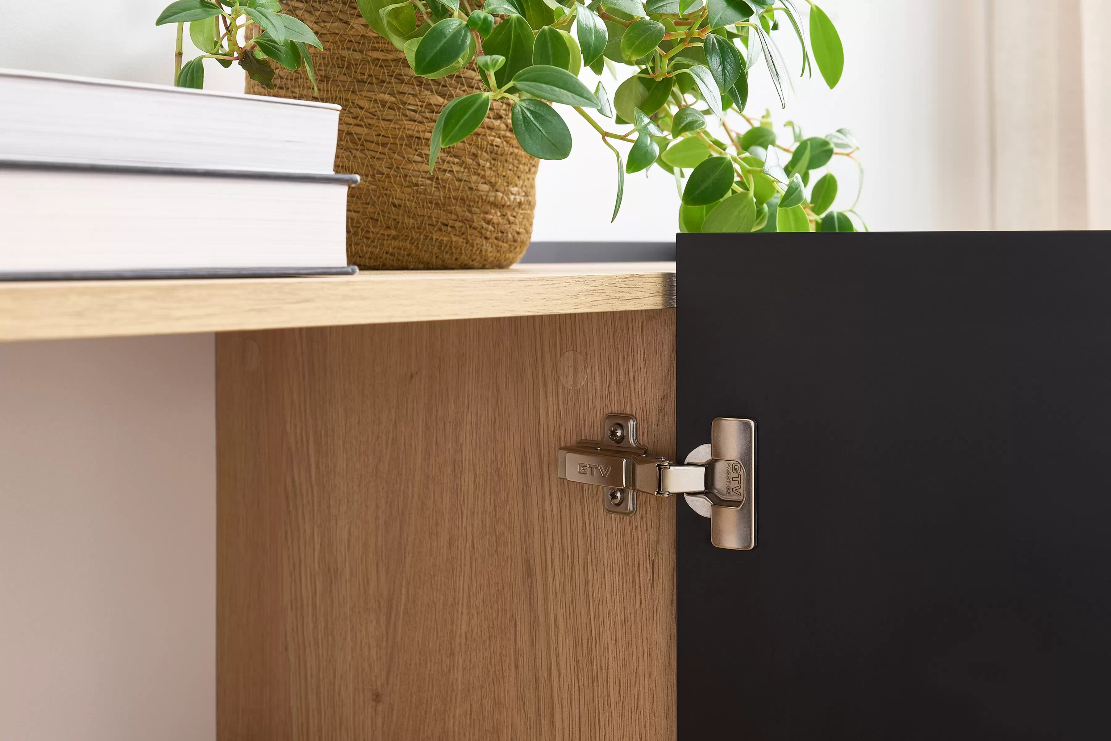 TV stolík Desin 170 cm s 2 skrytými zásuvkami - čierny mat / dub nagano TV skrinka Desin 170 cm z 2 ukrytymi zásuvkami - Čierny mat / Dub nagano