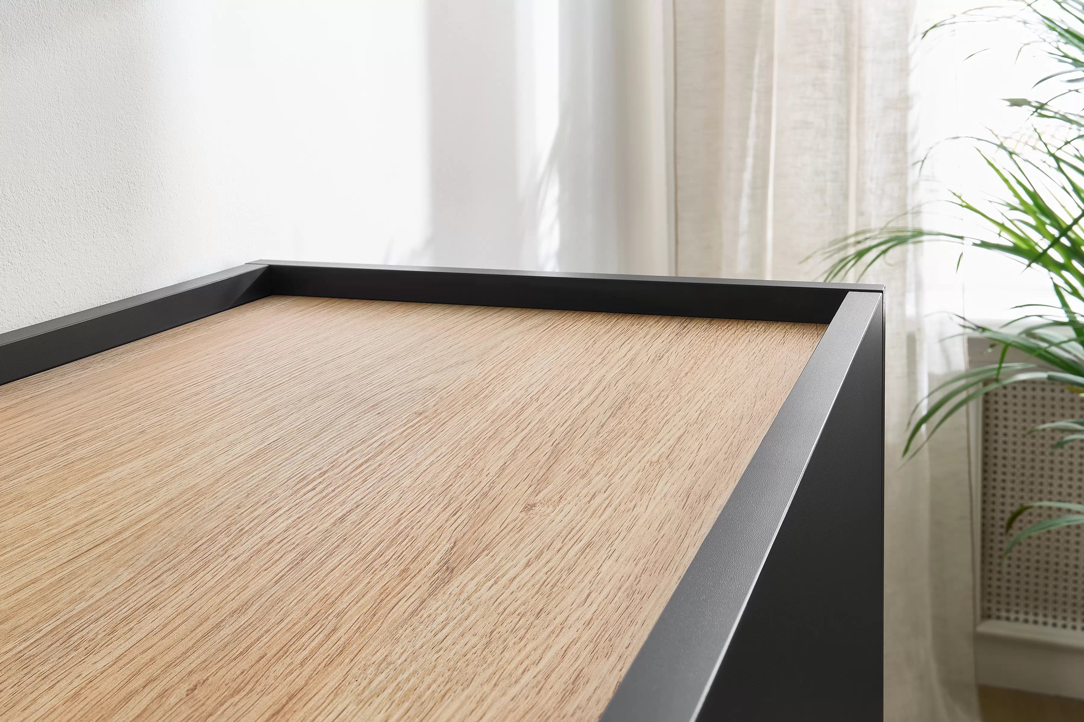 TV stolík Desin 170 cm s 2 skrytými zásuvkami - čierny mat / dub nagano TV skrinka Desin 170 cm z 2 ukrytymi zásuvkami - Čierny mat / Dub nagano