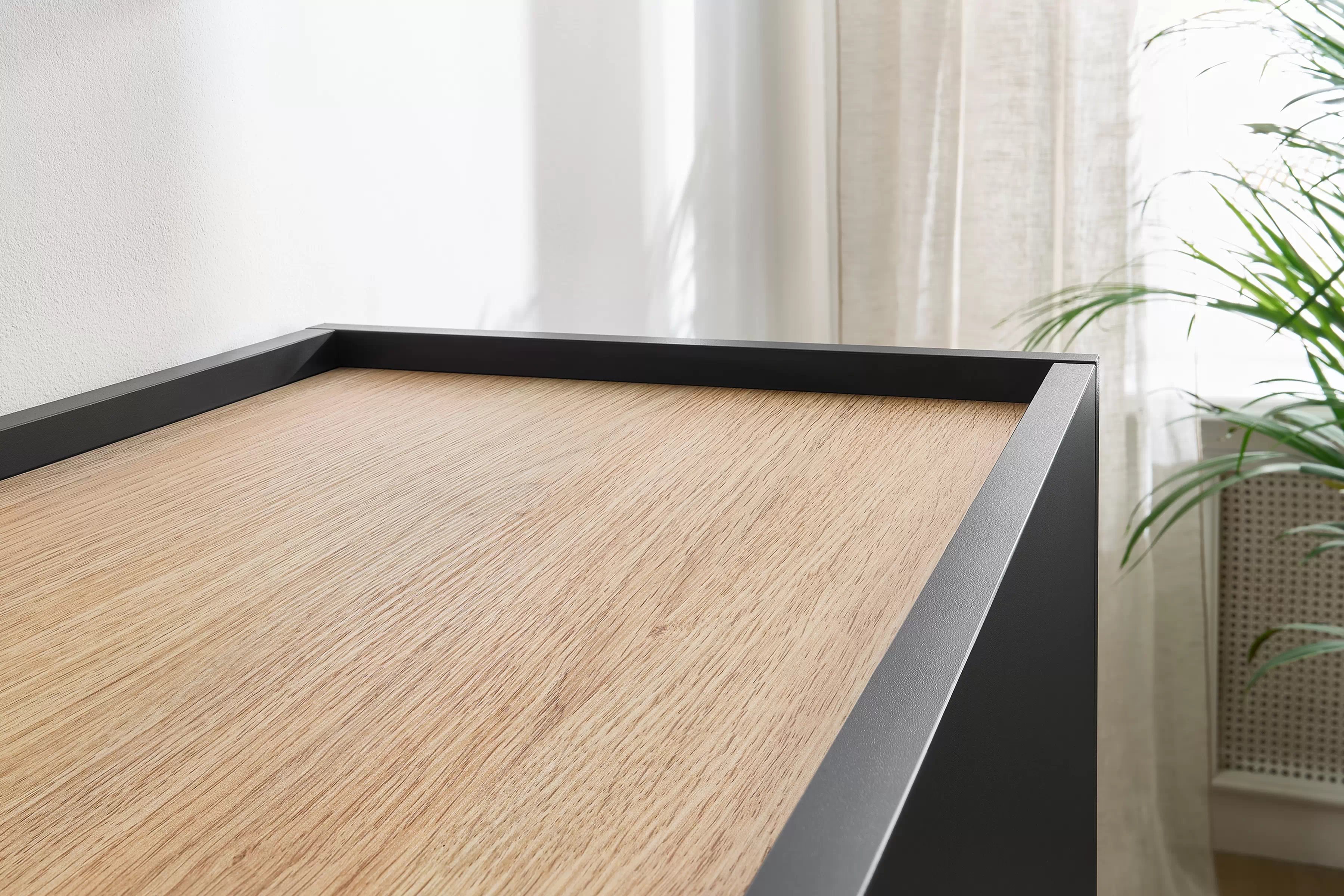 TV stolík Desin 220 cm s ukrytou zásuvkou - čierny mat / dub nagano TV skrinka Desin 220 cm  z ukryta szuflada na kovových nohách - Čierny mat / Dub nagano