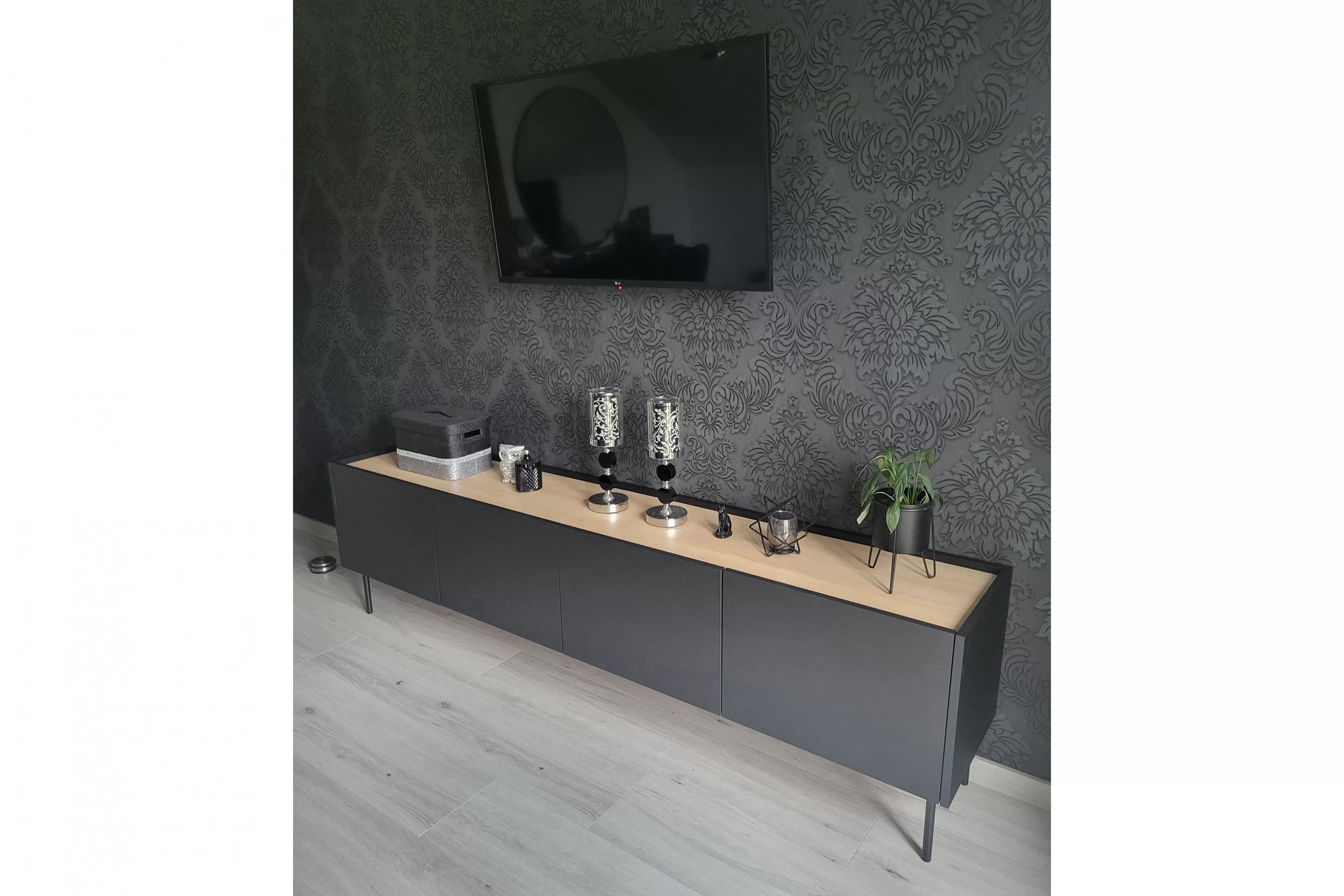 TV stolík Desin 220 cm s ukrytou zásuvkou - čierny mat / dub nagano TV skrinka Desin 220 cm  z ukryta szuflada na kovových nohách - Čierny mat / Dub nagano