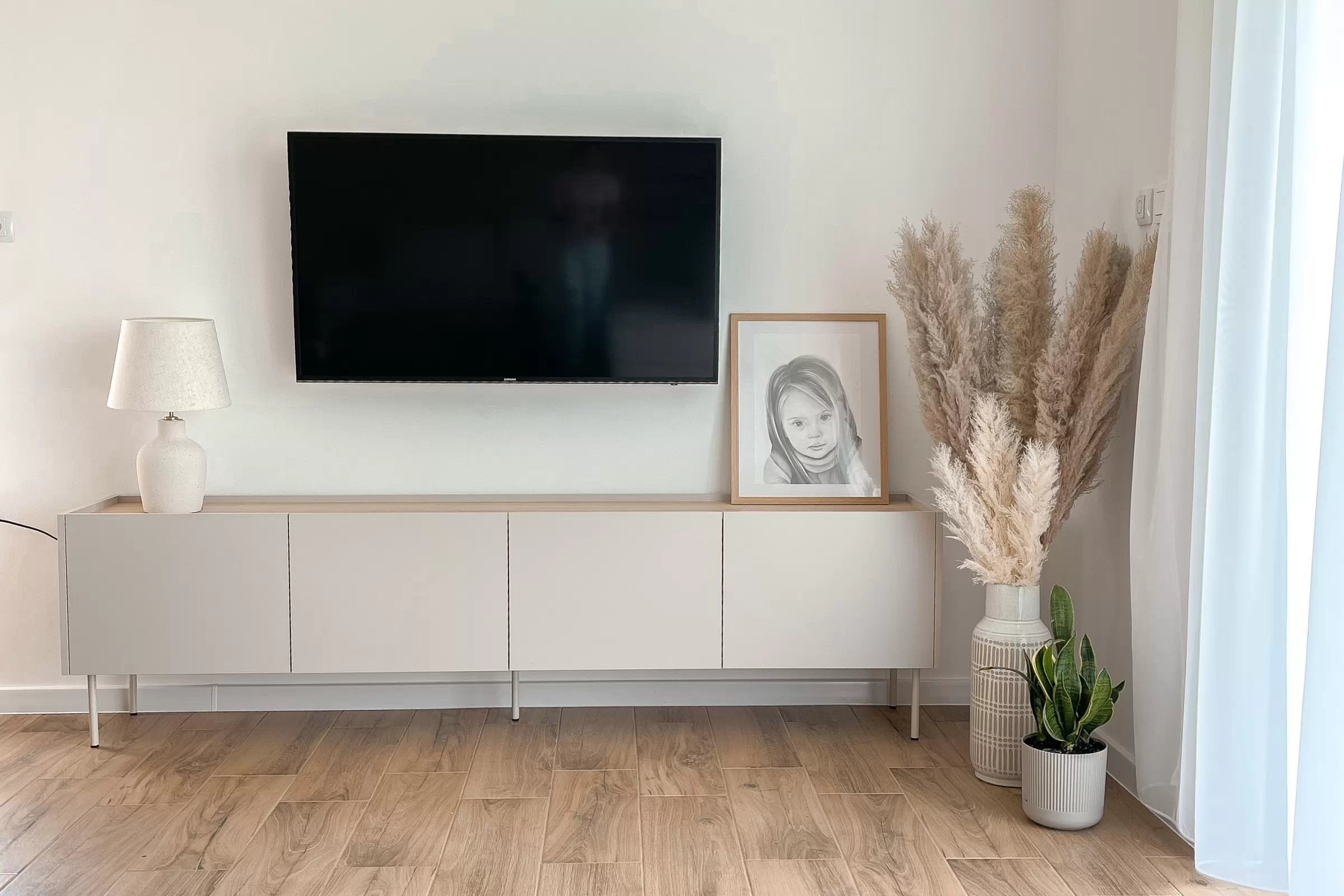 TV stolek Desin 220 cm se skrytou zásuvkou - kašmír / dub nagano skříňka RTV Desin 220 cm  z ukryta szuflada na kovových nohách - kašmír / dub nagano