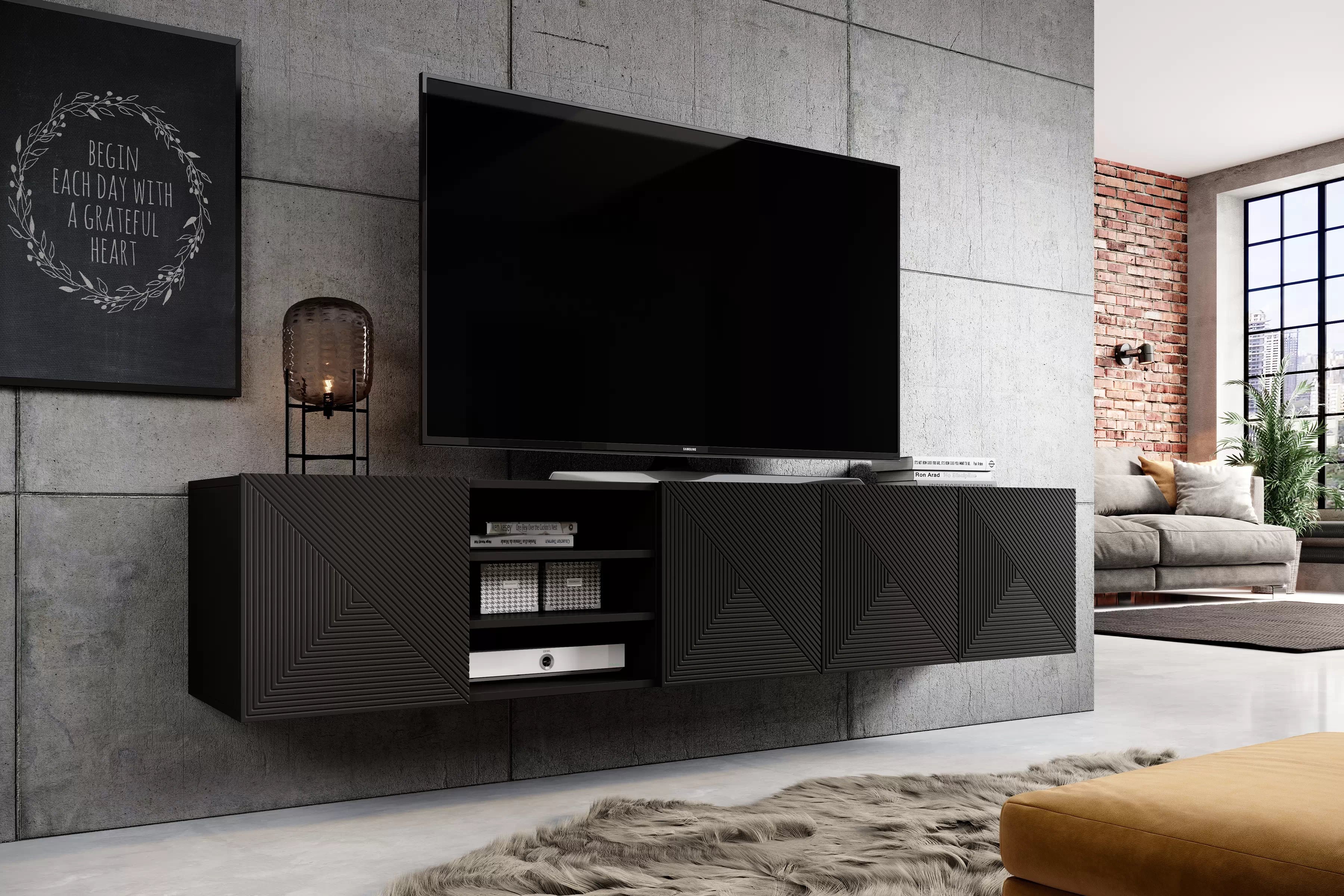 Závěsná TV skříňka Asha 200 cm s drážkovanými dvířky a výklenkem - černý mat Skříňka RTV závěsná Asha s frézovanou přední částí i wneka 200 cm - černá mat