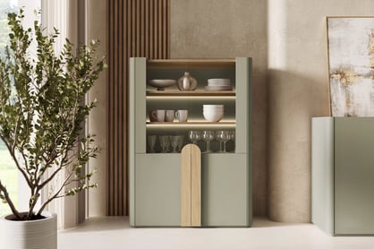 Vitrína Amilio 100 cm dvoudveřová - eukalyptus / dub baltic dune / úchyty dub přírodní Vitrína Amilio pro obývacího pokoje 100 cm - eukaliptus / dub baltic dune / Úchytky dub přírodní