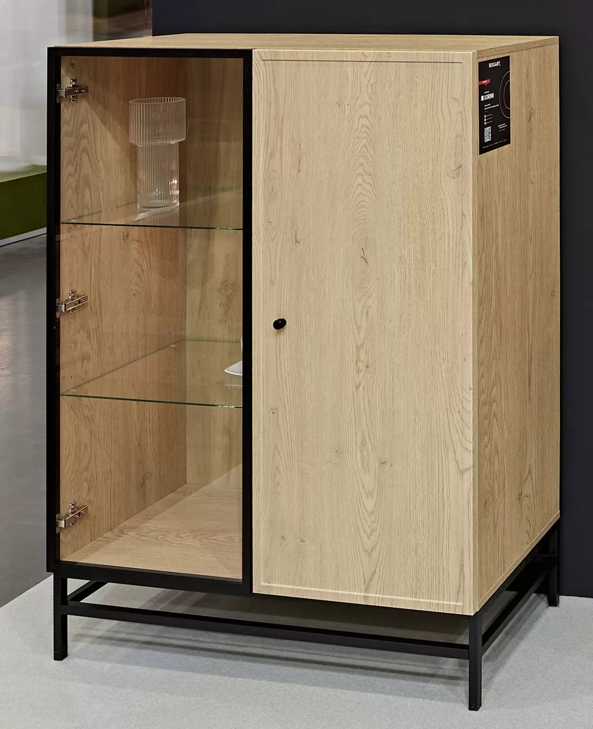 Vitrína Lorini do obývacej izby 100 cm - Dub cremona / Čierny Úchytka / Rošt - Výpredaj expozície Vitrína Lorini do obývacej izby 100 cm - Dub cremona / Čierny Úchytka / Rošt - Limitovaná ponuka expozície