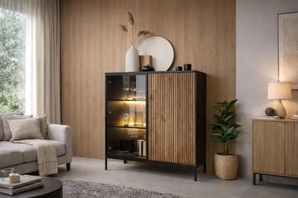 Nízká vitrína Bogalo s frézovanými čely a LED osvětlením - černý / dub wotan Vitrína nízká Bogalo s frézovanou přední částí i oswietleniem - černá / dub wotan