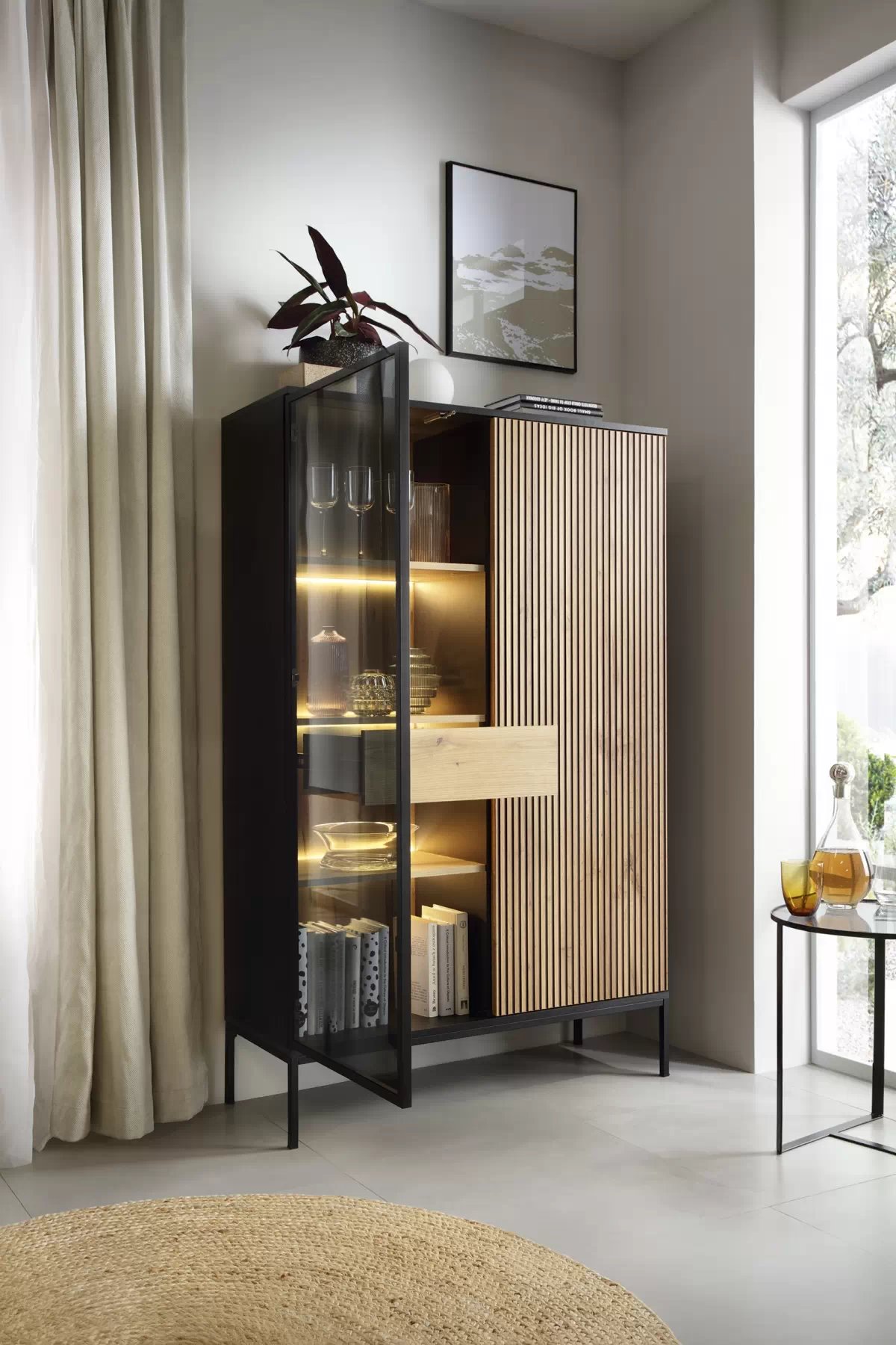 Vitrína Bogalo s ukrytou zásuvkou a LED - čierna / dub wotan Vitrína vysoká Bogalo z ukryta szuflada i oswietleniem LED - Čierny / Dub wotan