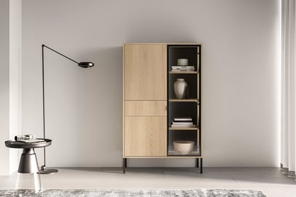 Vysoká vitrína Harmona 92 cm se zásuvkou a osvětlením - dub lindberg Vitrína vysoká Harmona 92 cm z szuflada i oswietleniem - dub lindberg