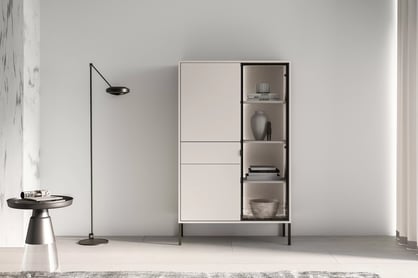 Vysoká vitrína Harmona 92 cm se zásuvkou a osvětlením - kašmír Vitrína vysoká Harmona 92 cm z szuflada i oswietleniem - kašmír