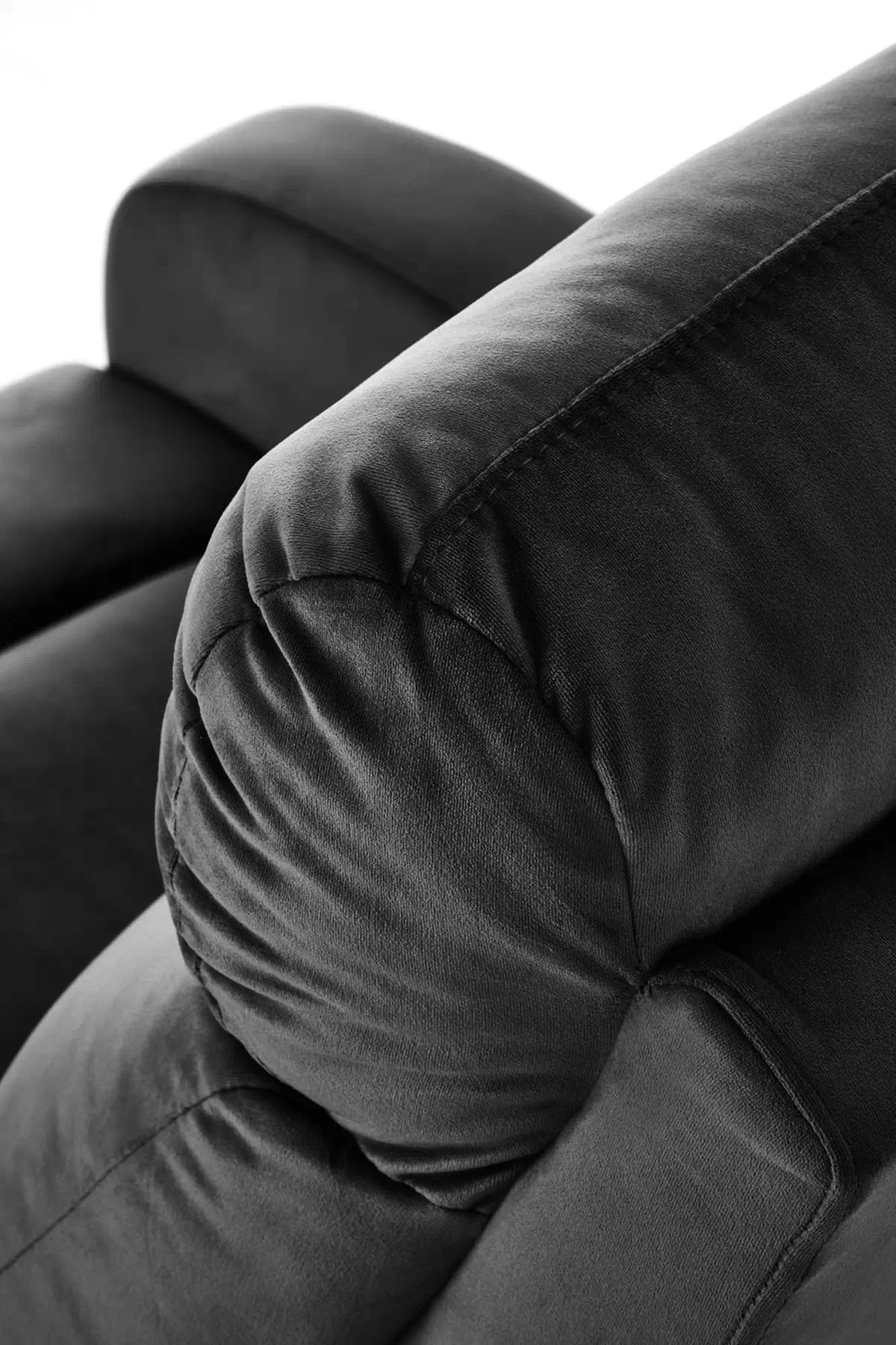 Rozkladacie kreslo Wonder s funkciou hojdania - čierny zamat Bluvel 19 wonder Kreslo rozkladany z funkcia kolyski, Čierny (1p=1szt)