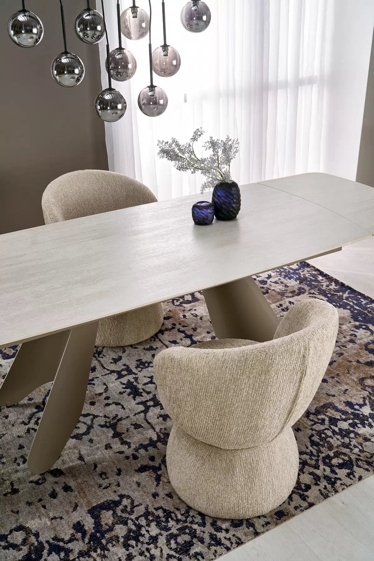 Rozkladací stôl Tavero a 4 otočné stoličky Iverto - travertín / kašmír / béžová Komplet Stôl rozkladany Tavero traweryn / kašmír + 4 Stoličky otočna Iverto bezowe